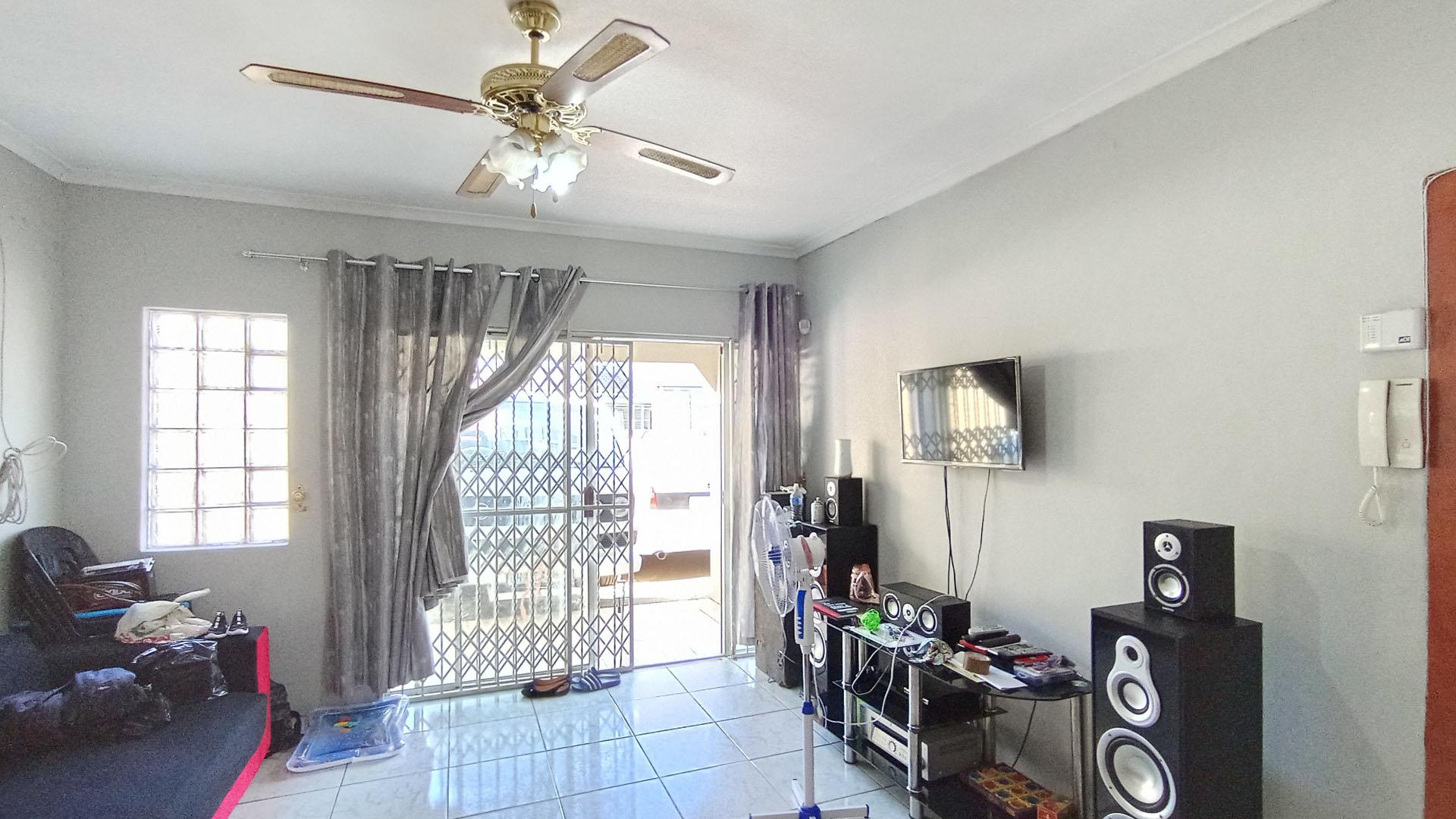 Lounges - 15 square meters of property in Hillgrove