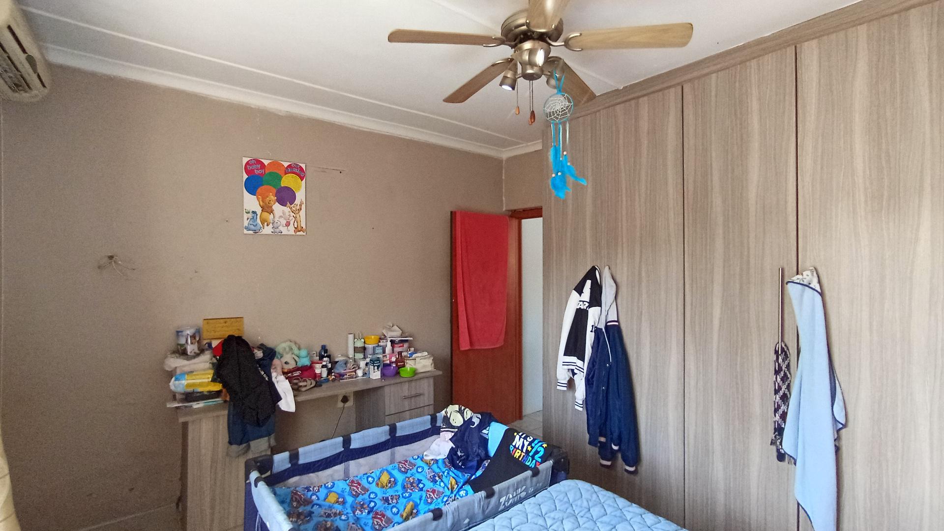 Bed Room 1 - 14 square meters of property in Hillgrove