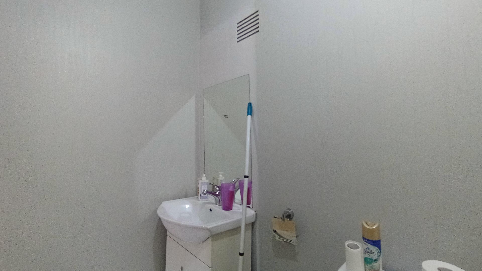Bathroom 1 - 5 square meters of property in Hillgrove