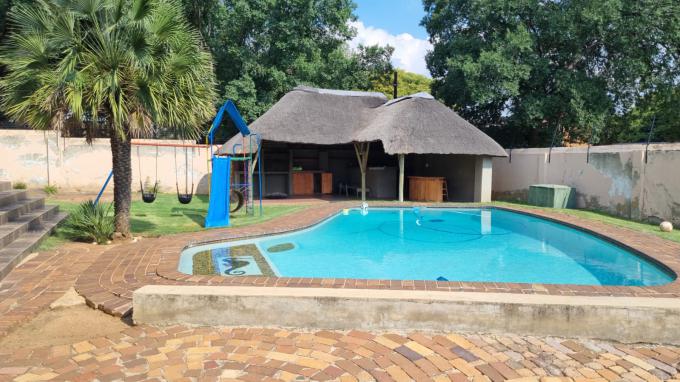 2 Bedroom Open Plan Bachelor/Studio Apartment to Rent in Florida - Property to rent - MR542658