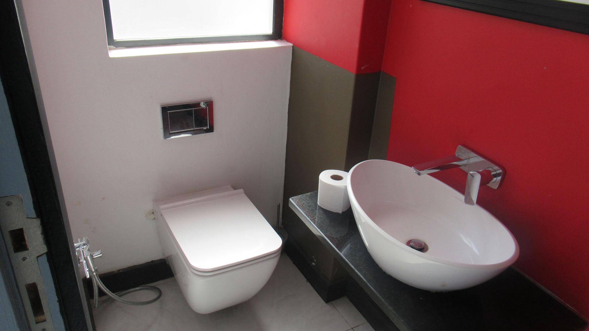 Guest Toilet - 3 square meters of property in Ballito