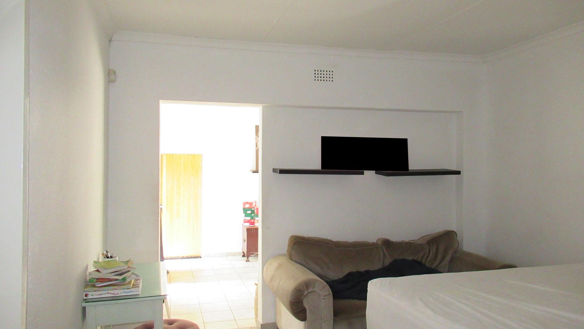 Main Bedroom - 18 square meters of property in Kenmare