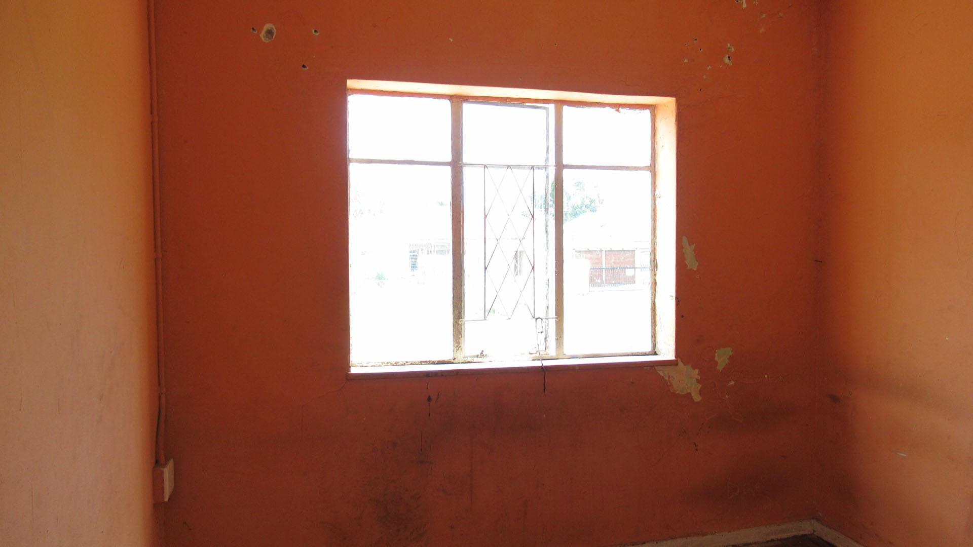 Bed Room 1 - 10 square meters of property in Turffontein