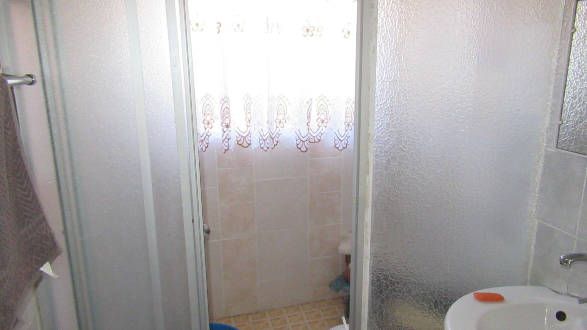Bathroom 1 - 12 square meters of property in Bakerton