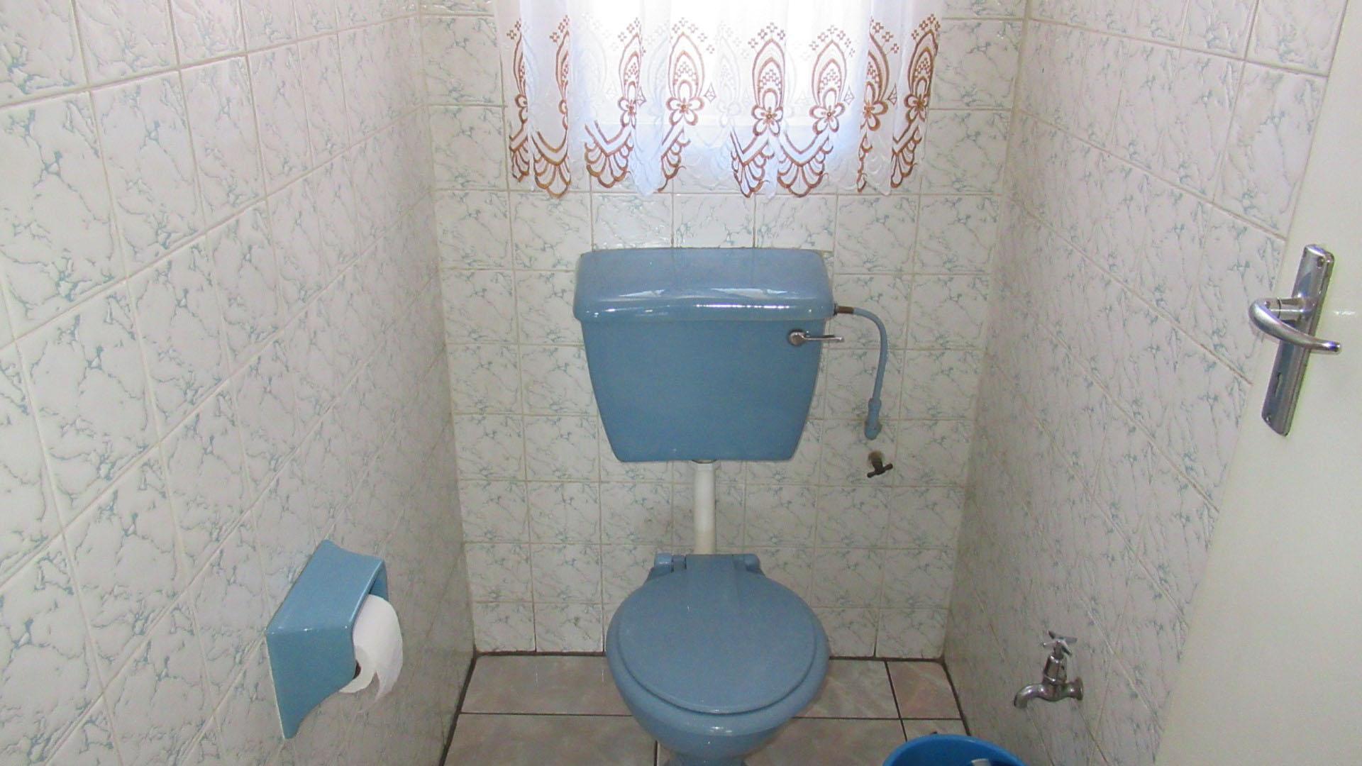 Bathroom 1 - 12 square meters of property in Bakerton