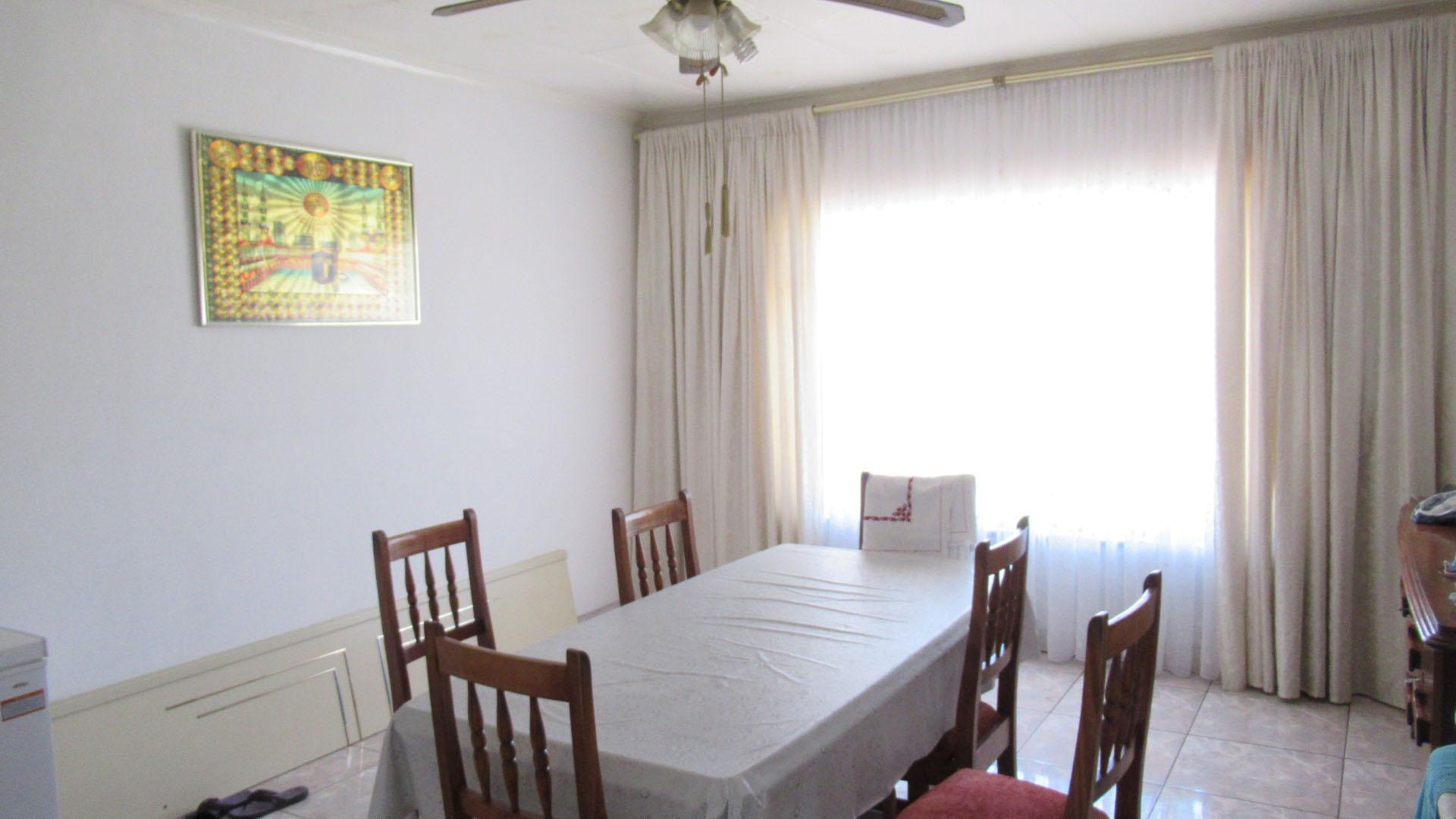 Dining Room - 25 square meters of property in Bakerton