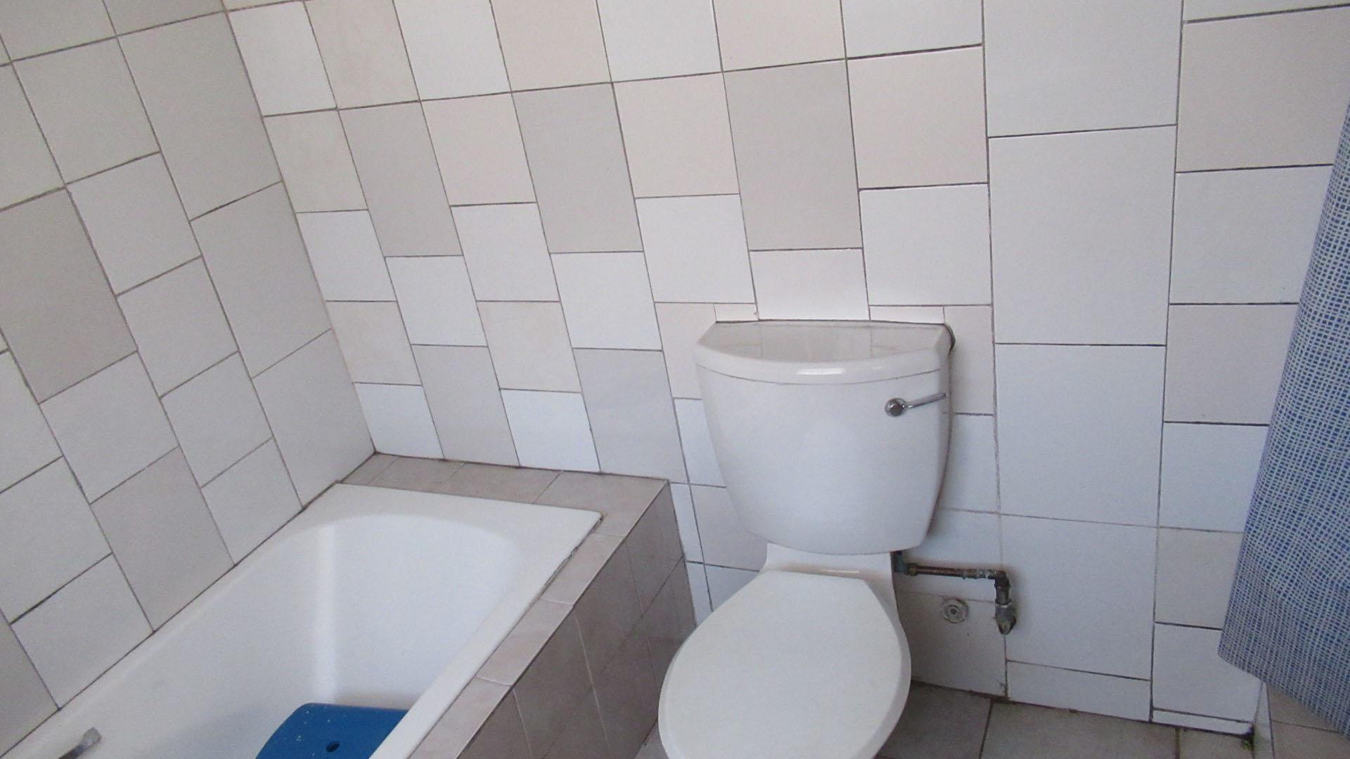 Bathroom 2 - 5 square meters of property in Bakerton