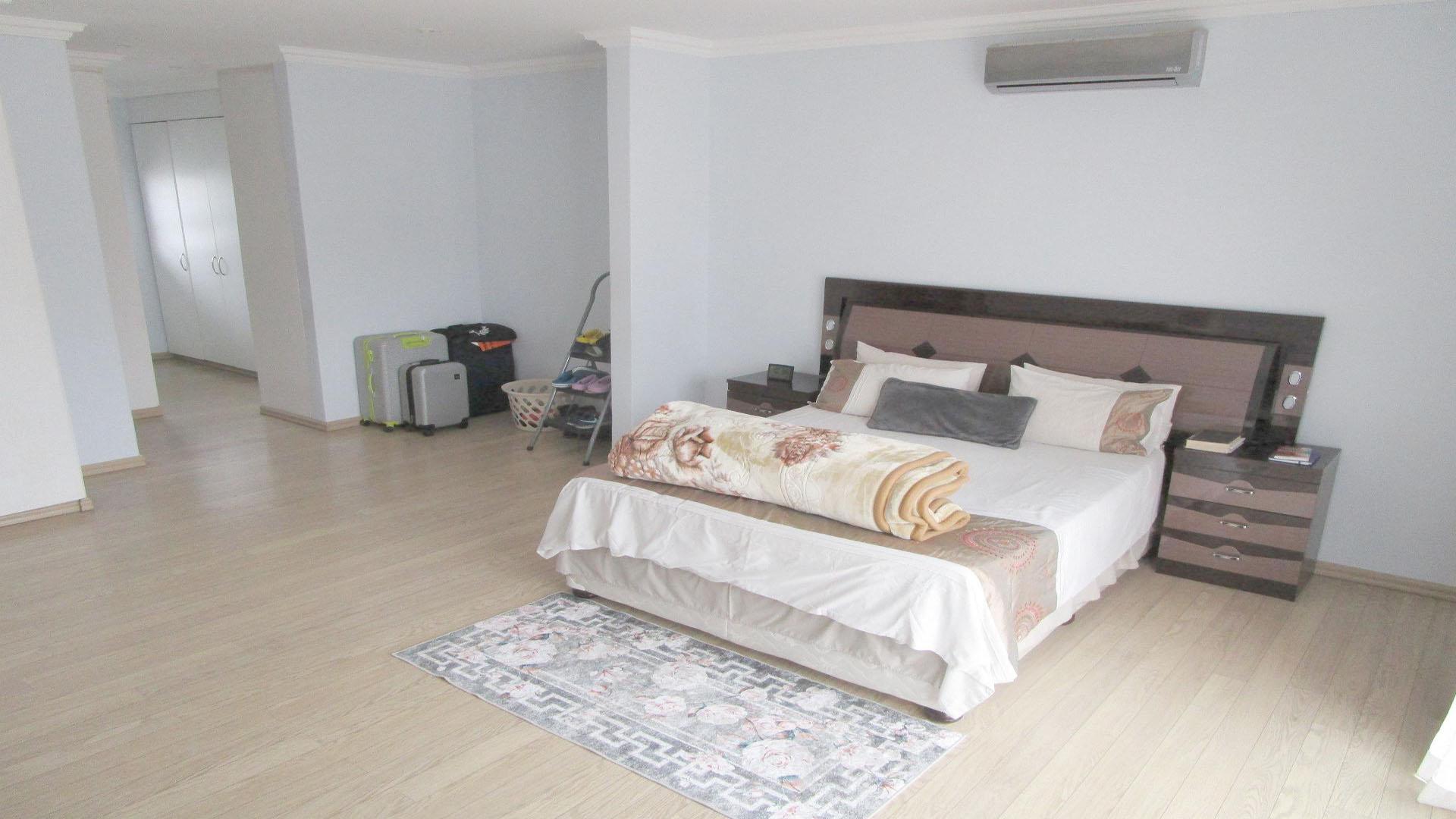 Main Bedroom of property in Greenstone Hill