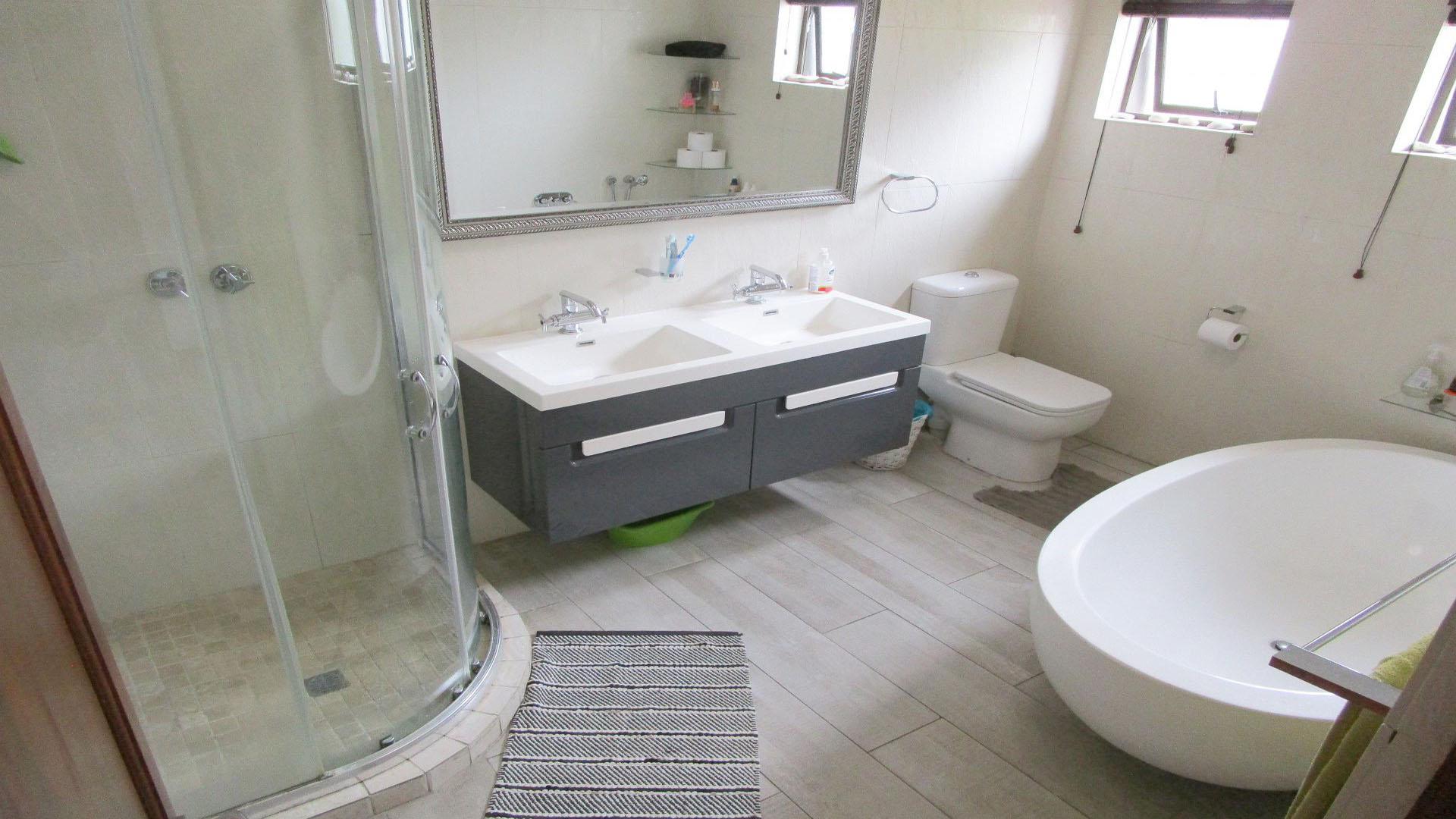 Main Bathroom of property in Greenstone Hill