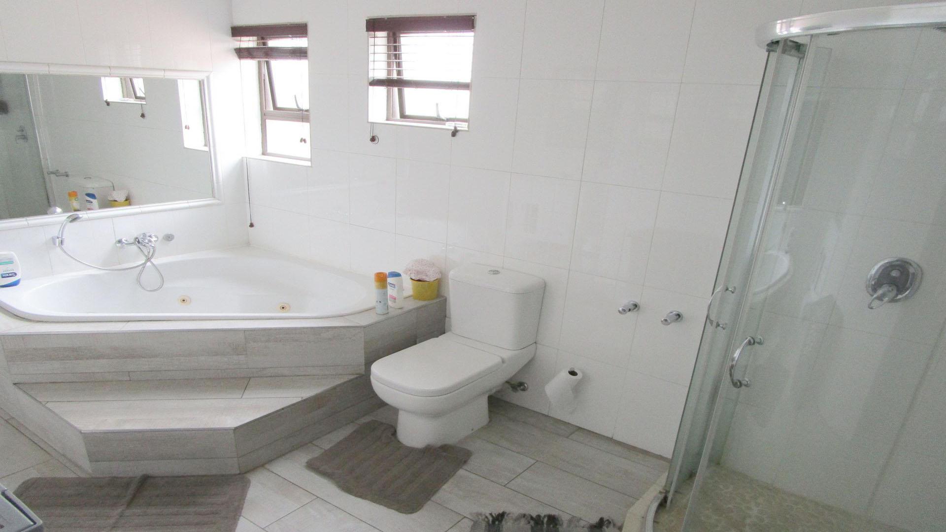 Bathroom 2 of property in Greenstone Hill