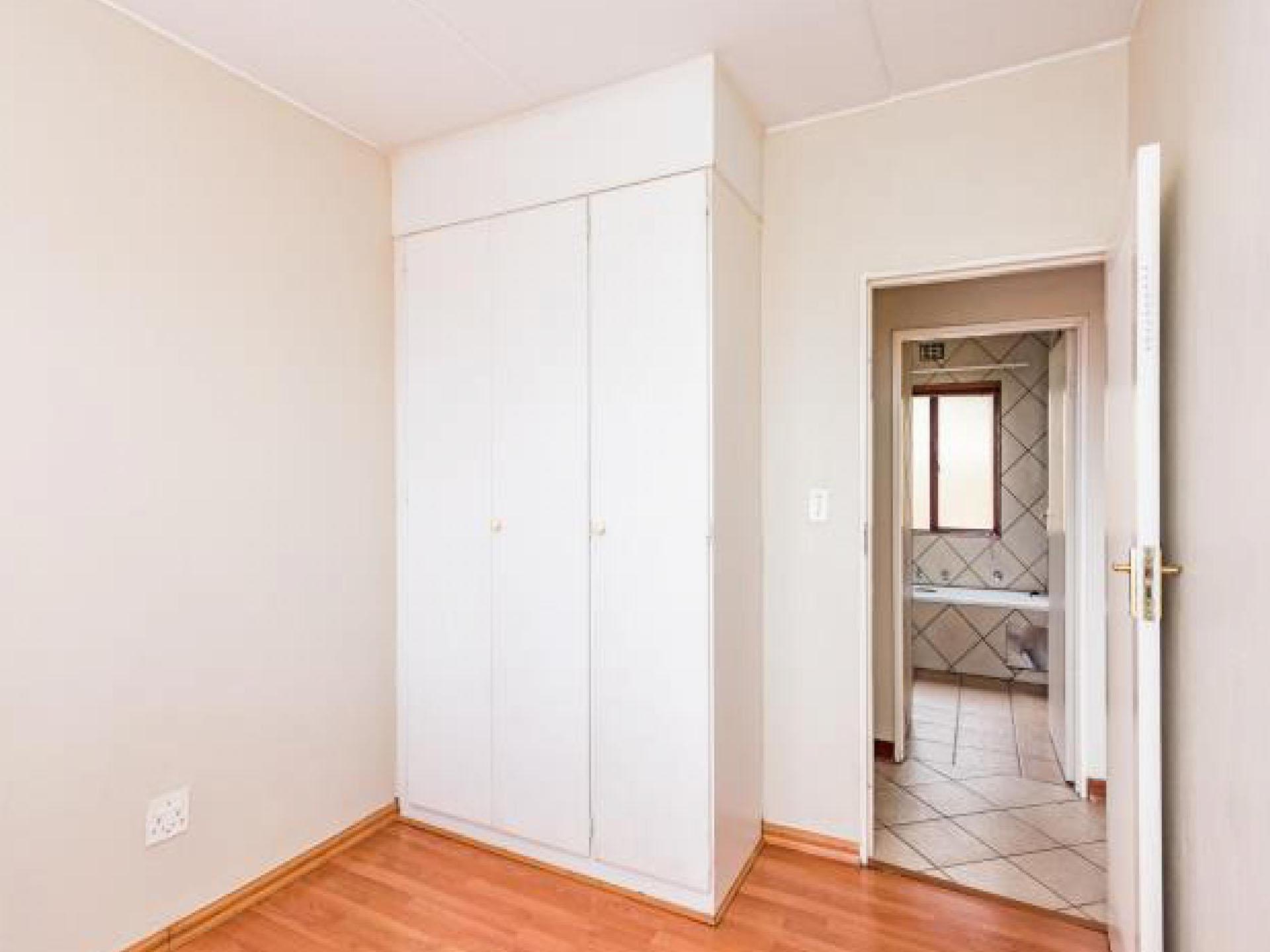 Bed Room 1 - 11 square meters of property in Constantia Kloof