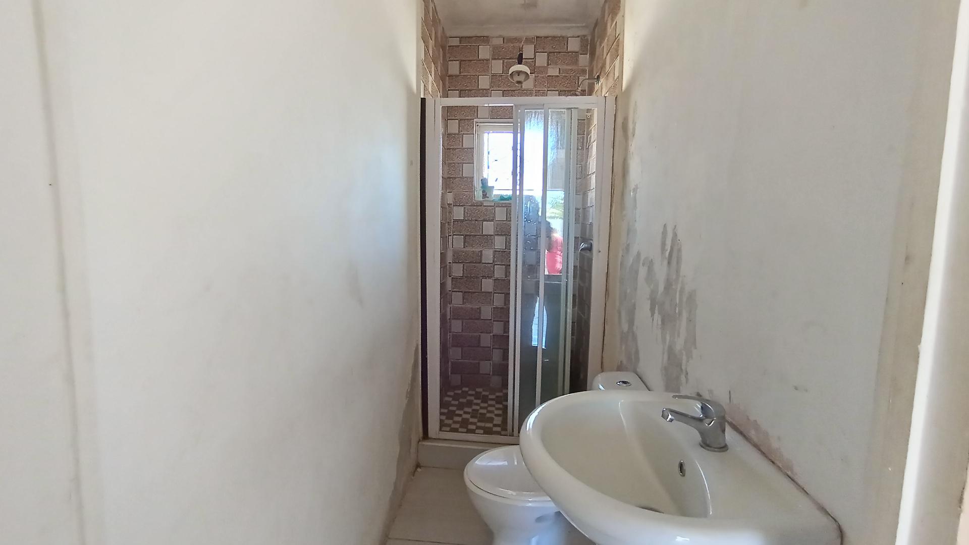 Bathroom 2 - 8 square meters of property in Northdene 