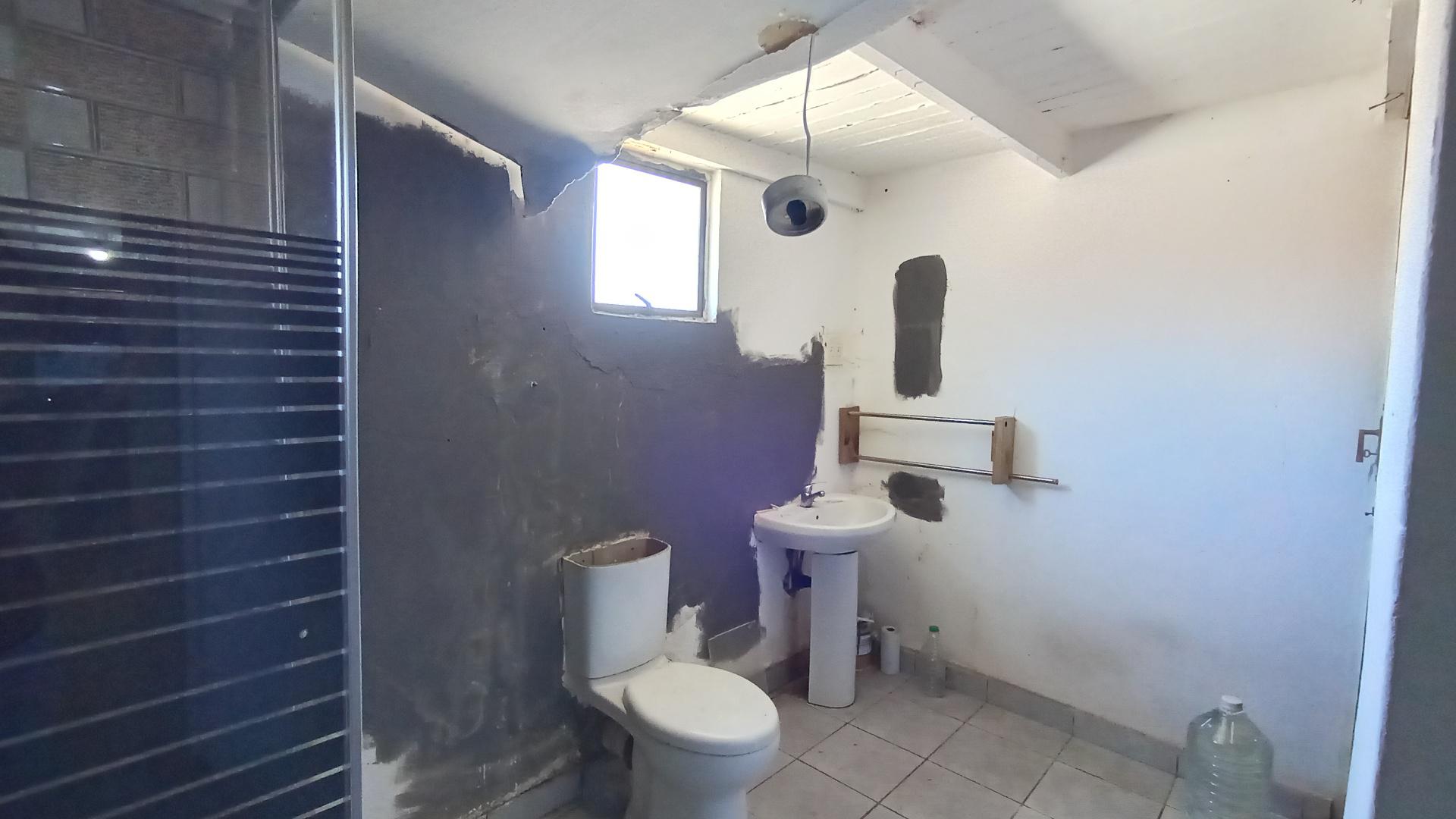 Bathroom 1 - 13 square meters of property in Northdene 