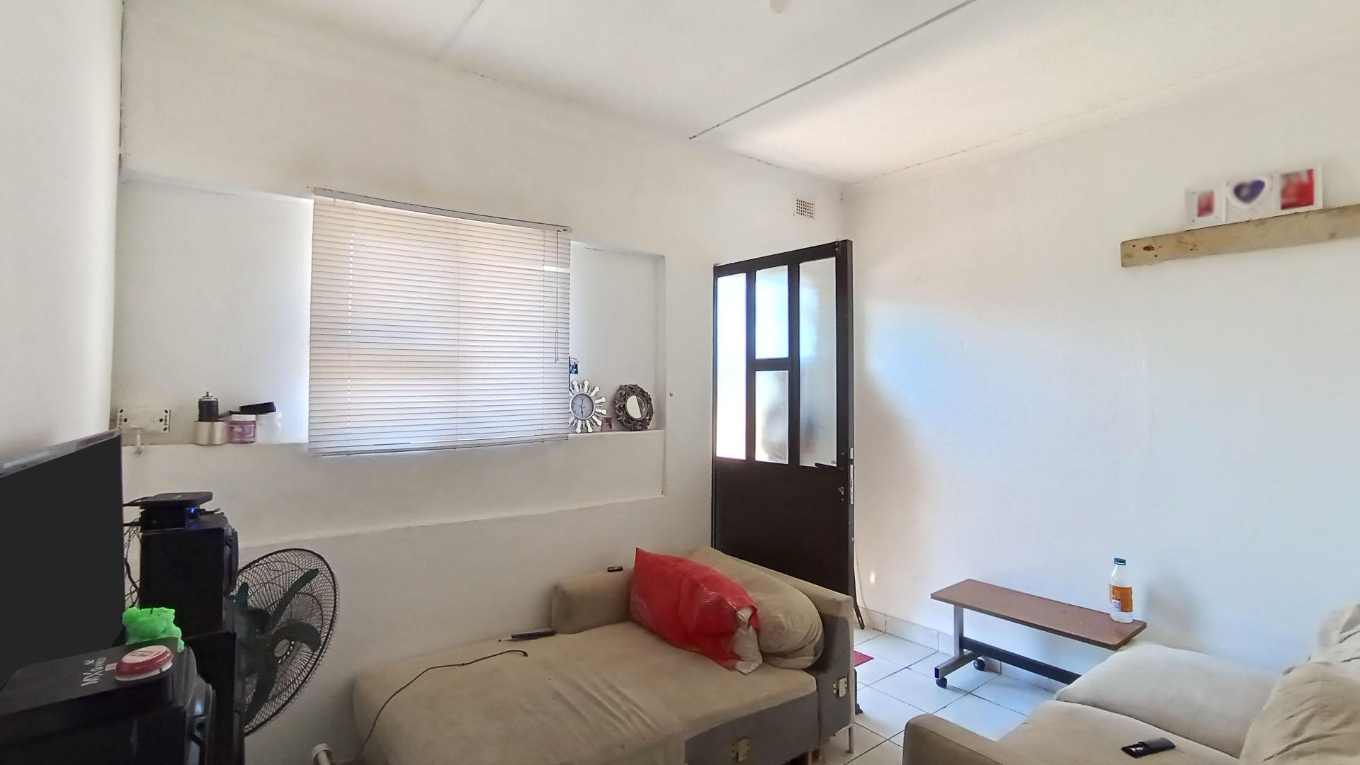 Lounges - 38 square meters of property in Northdene 