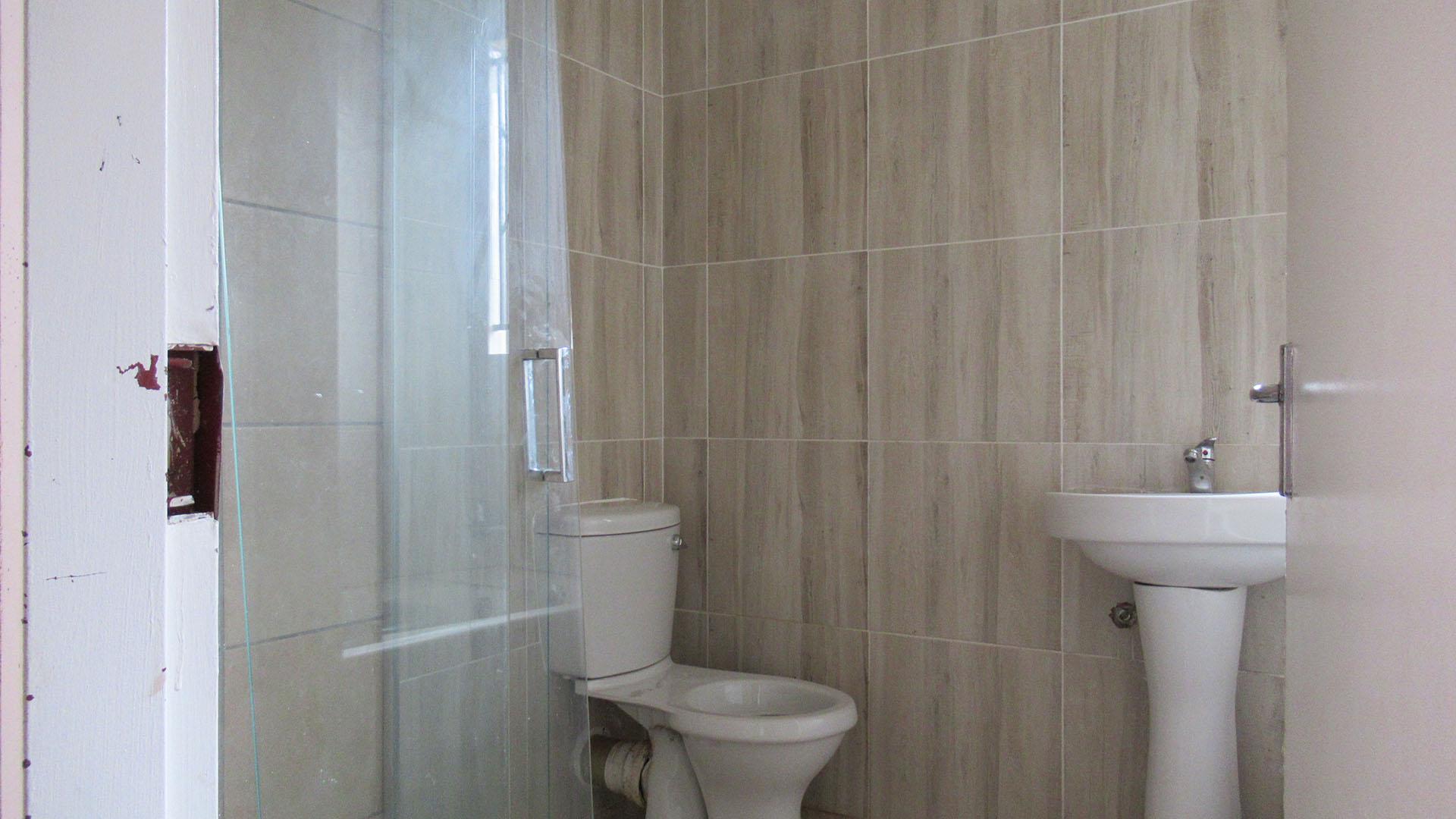 Main Bathroom - 5 square meters of property in Pimville Zone 5