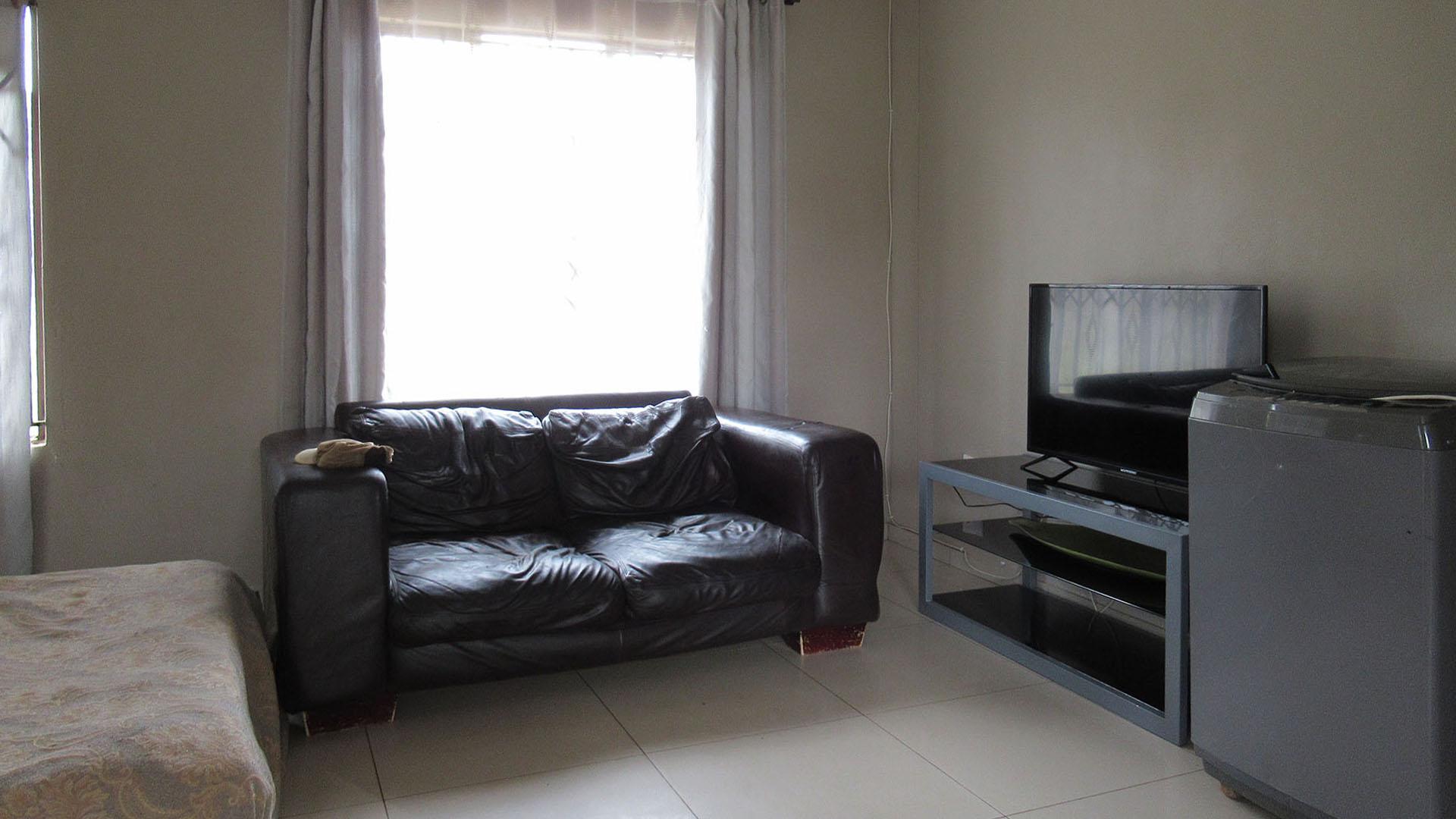 Lounges - 8 square meters of property in Pimville Zone 5