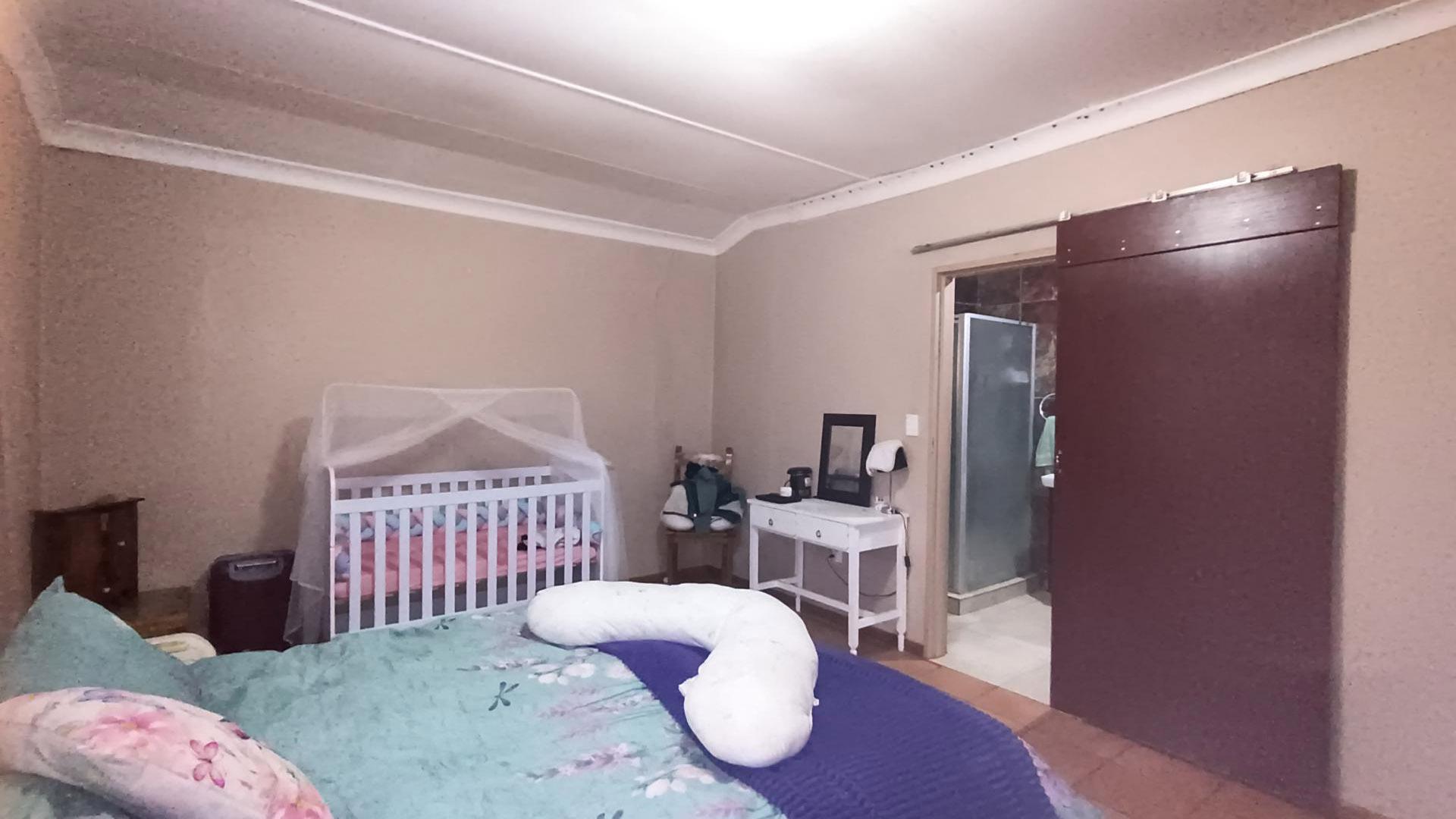 Bed Room 1 of property in Olifantshoek