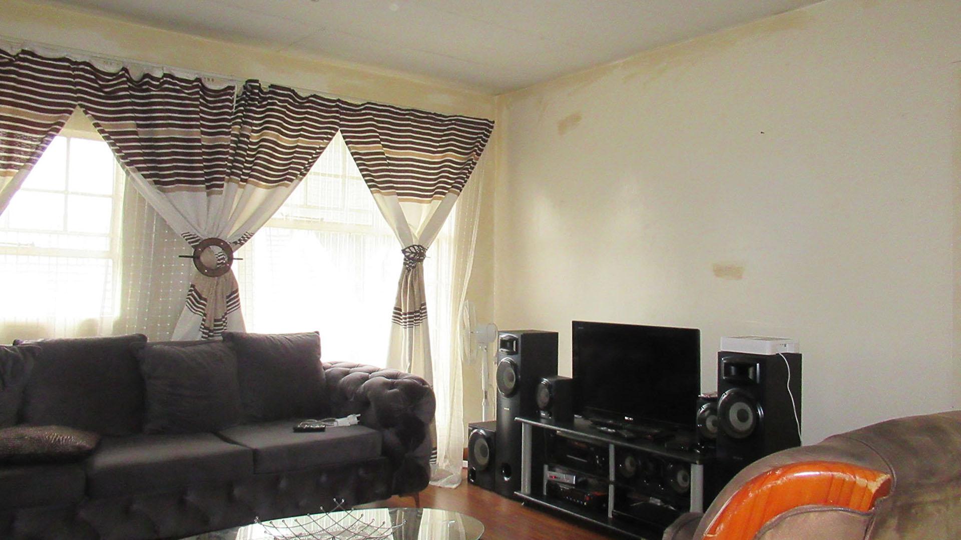 Lounges - 15 square meters of property in Lindhaven