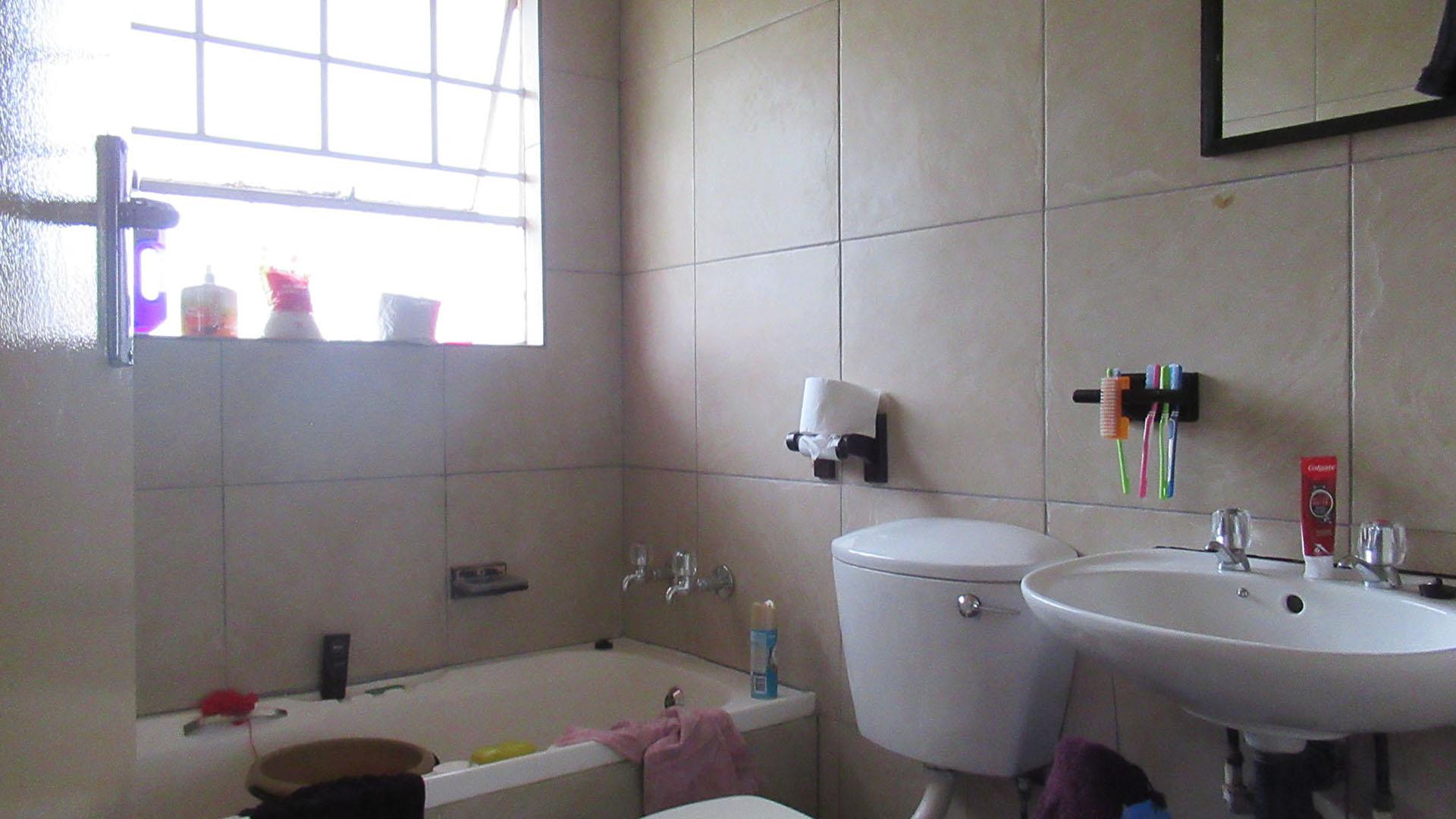 Bathroom 1 of property in Lindhaven