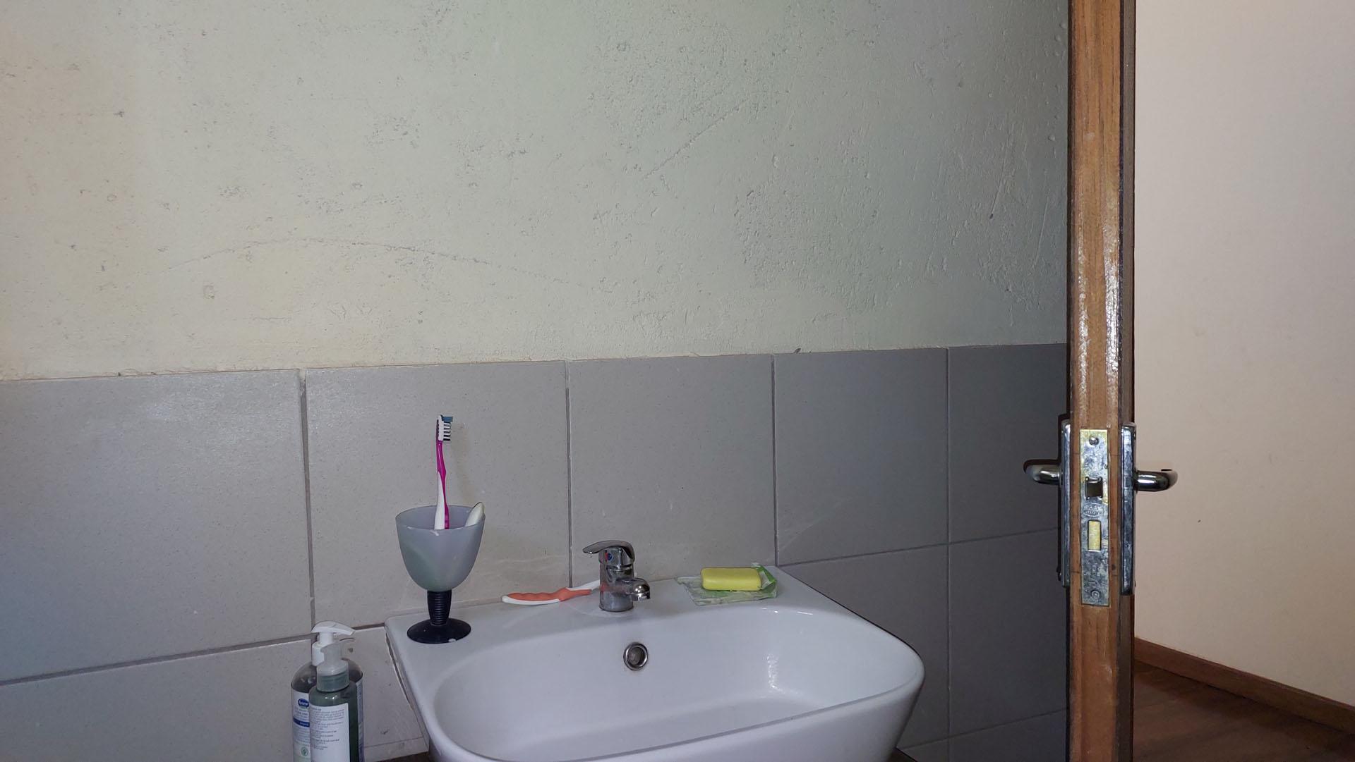 Bathroom 2 - 4 square meters of property in Chantelle