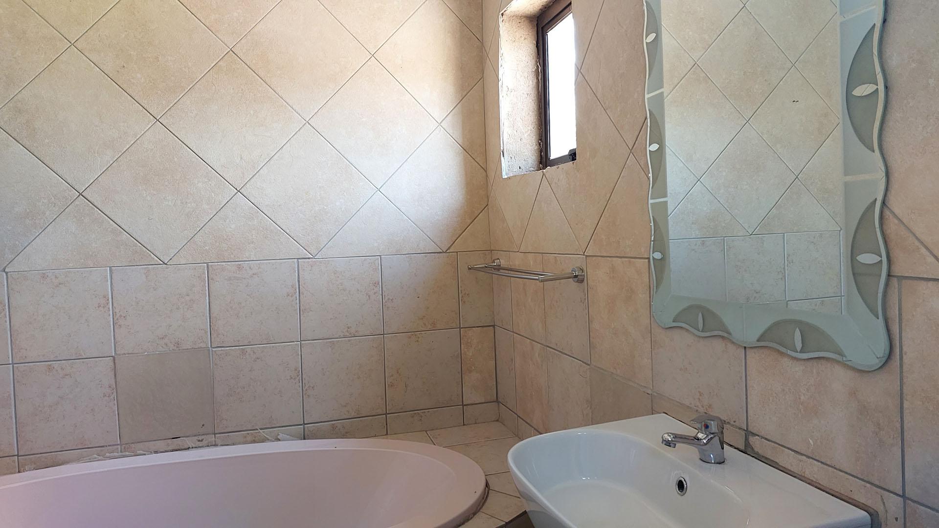 Bathroom 3+ - 25 square meters of property in Chantelle