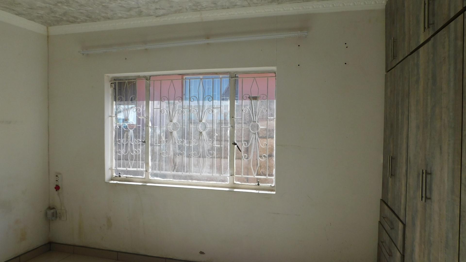 Main Bedroom - 20 square meters of property in Raisethorpe