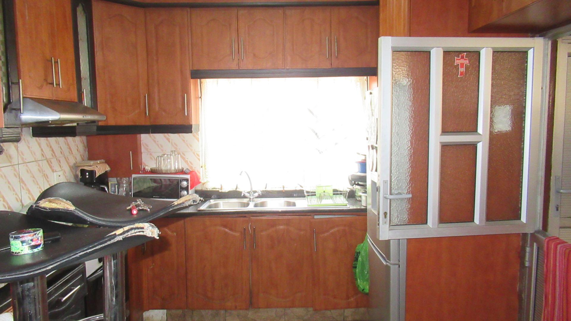 Kitchen - 8 square meters of property in Crossmoor
