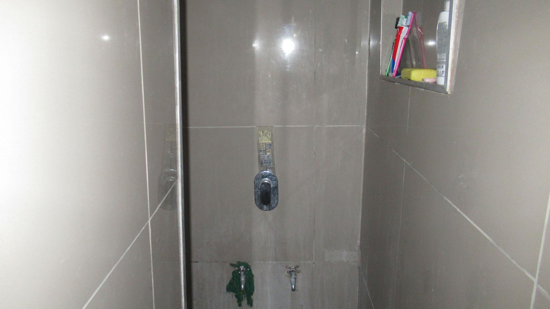 Main Bathroom - 2 square meters of property in Crossmoor