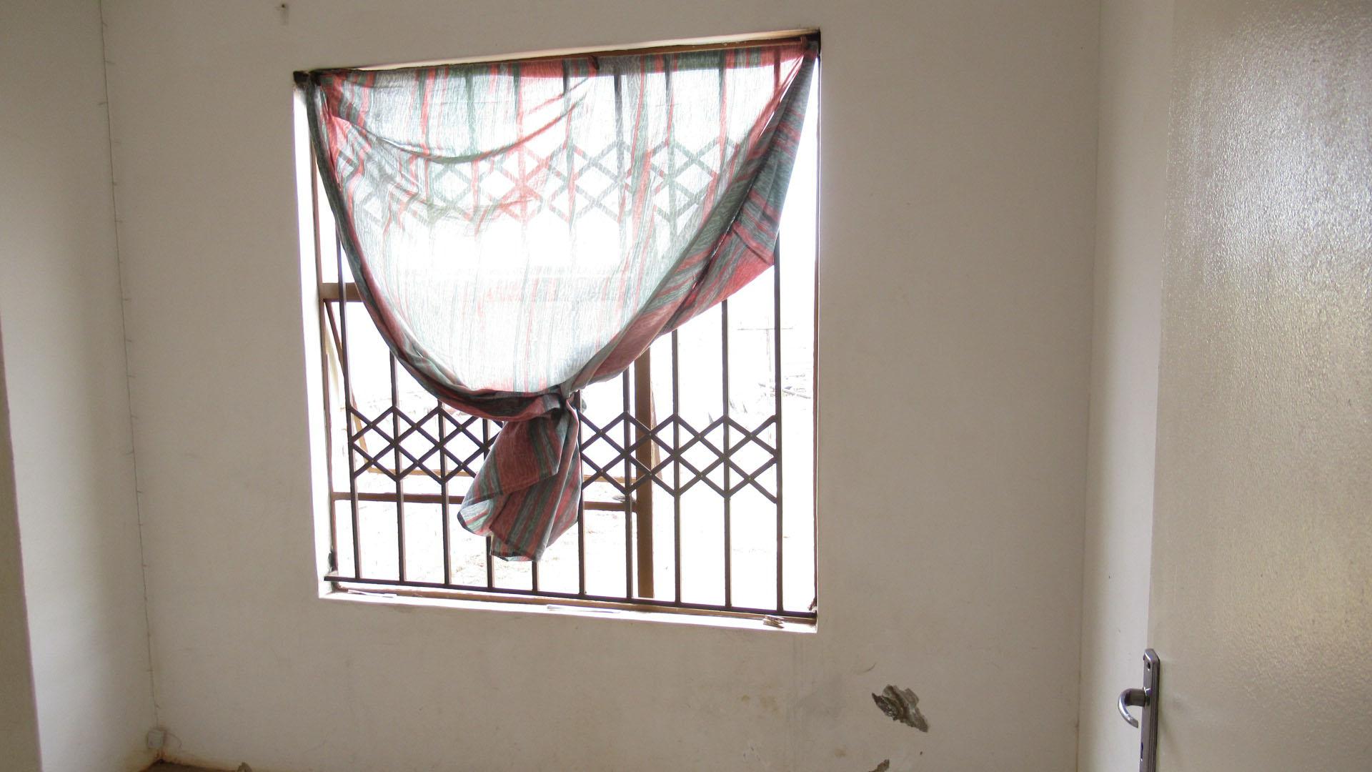 Main Bedroom - 8 square meters of property in Lenasia South