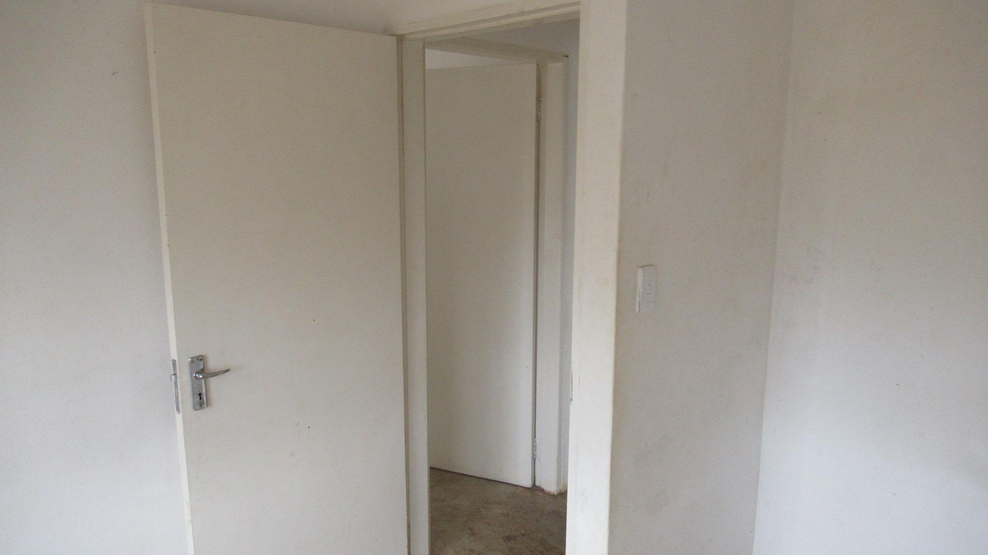 Main Bedroom - 8 square meters of property in Lenasia South