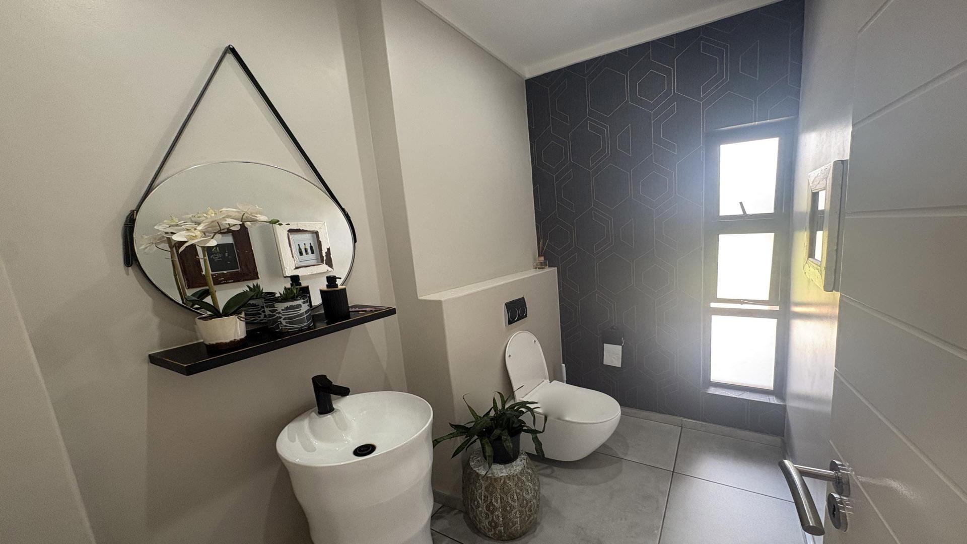 Bathroom 1 of property in Midstream Estate