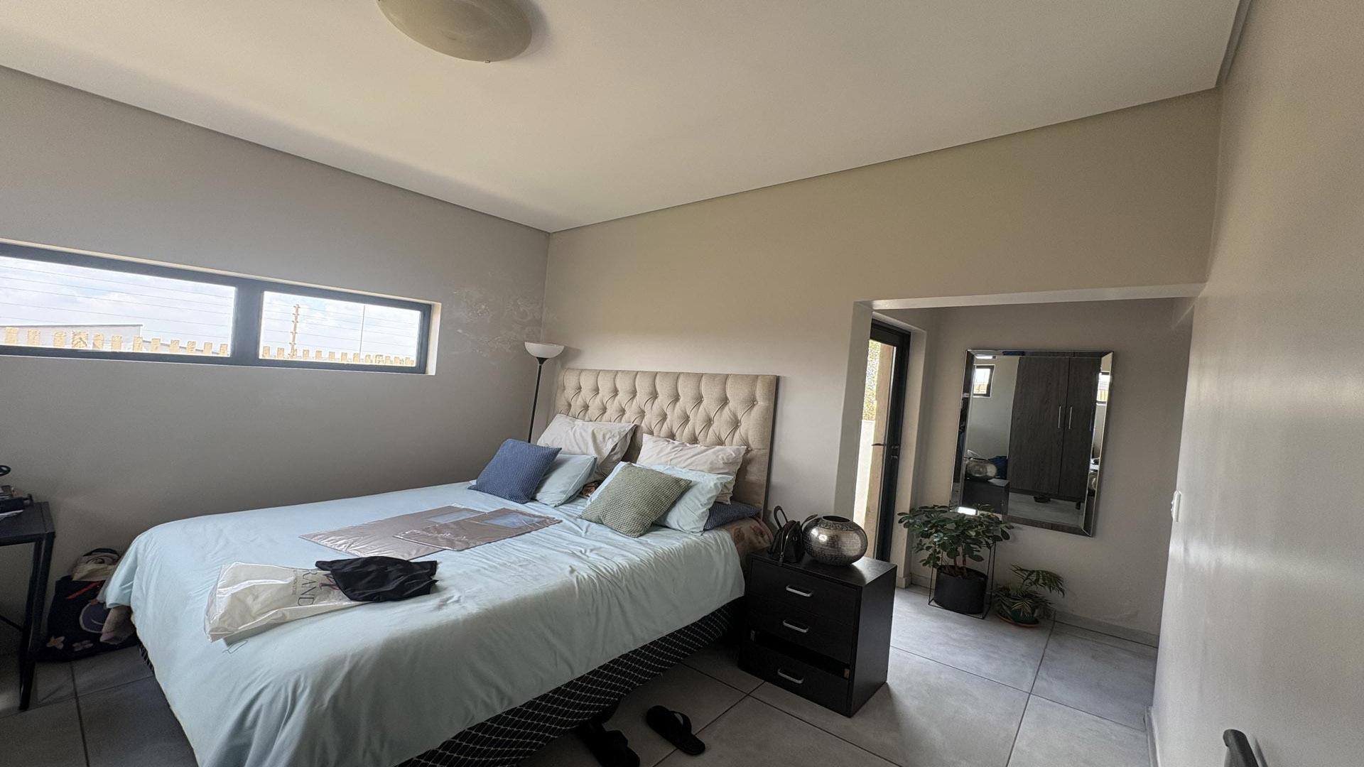 Bed Room 1 of property in Midstream Estate