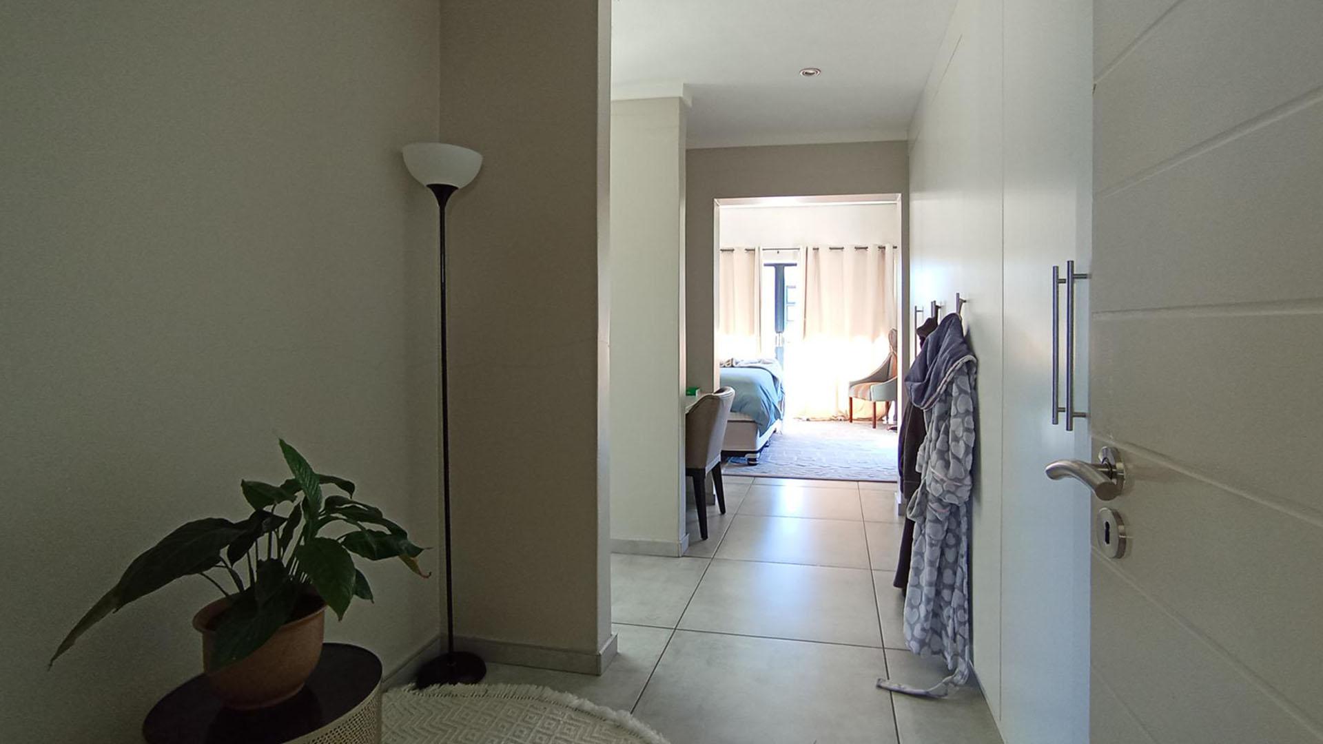 Main Bedroom - 29 square meters of property in Midstream Estate