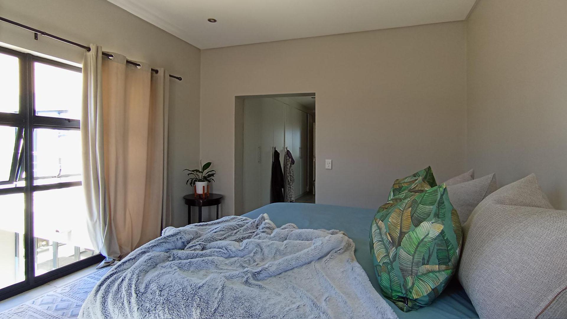Main Bedroom - 29 square meters of property in Midstream Estate