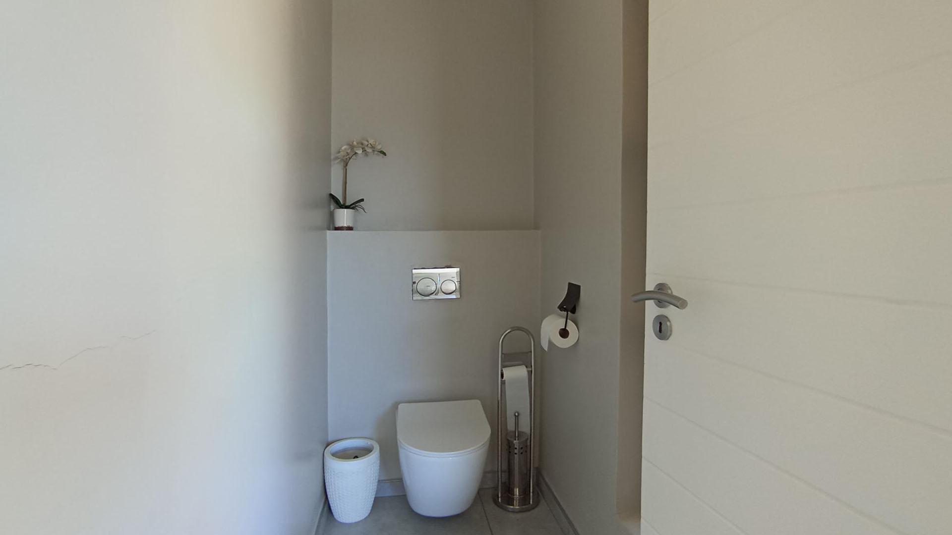 Main Bathroom - 13 square meters of property in Midstream Estate