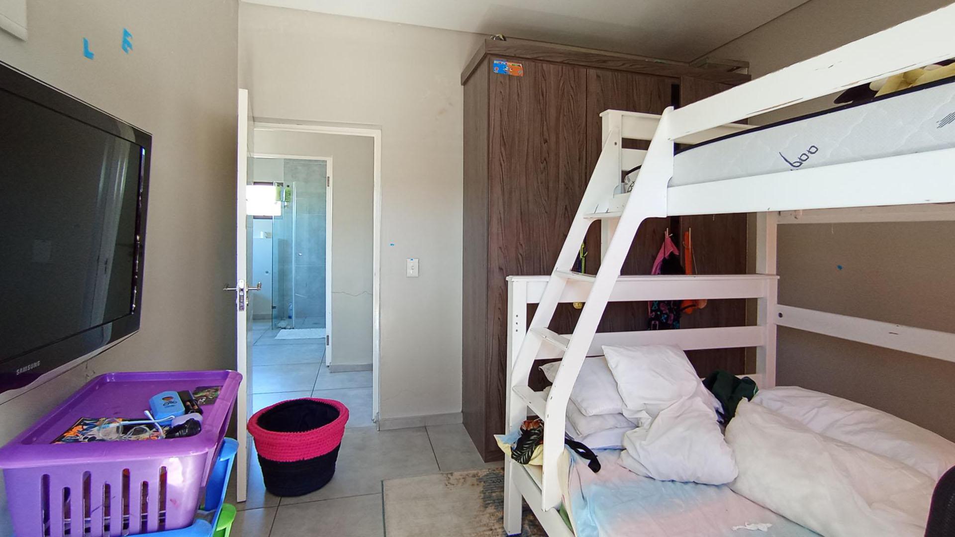 Bed Room 1 - 13 square meters of property in Midstream Estate