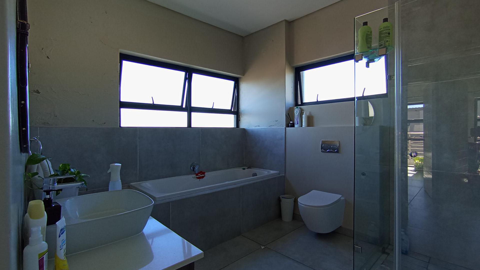 Bathroom 1 - 8 square meters of property in Midstream Estate