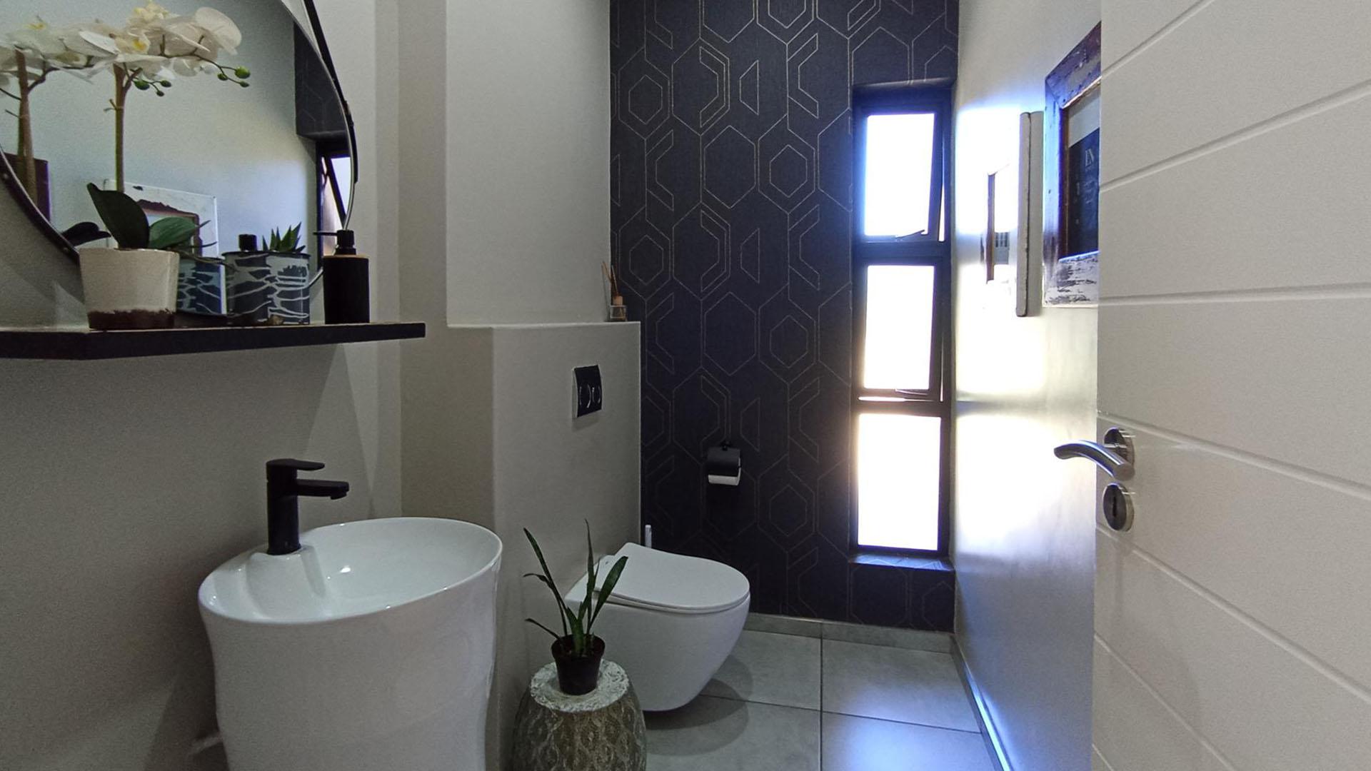 Guest Toilet - 4 square meters of property in Midstream Estate