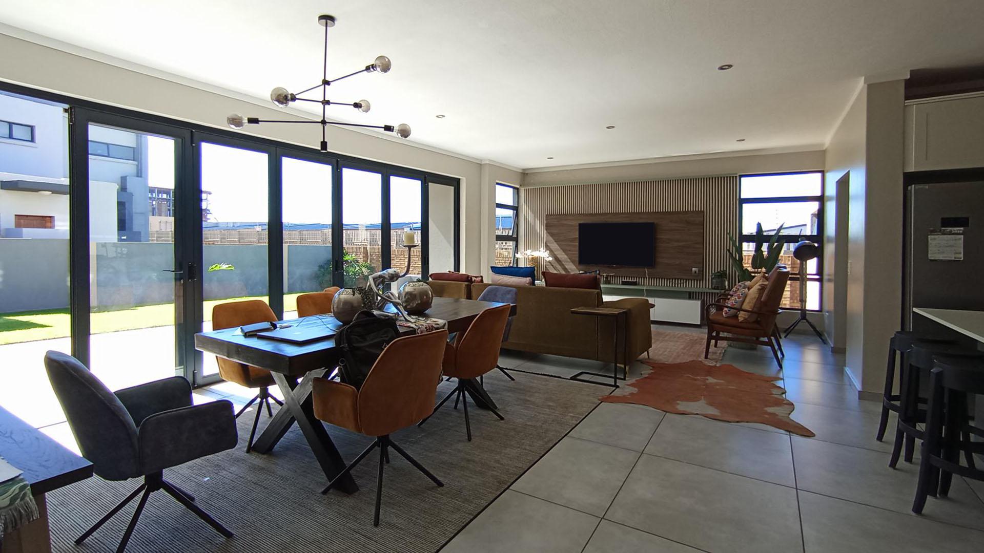 Dining Room - 25 square meters of property in Midstream Estate