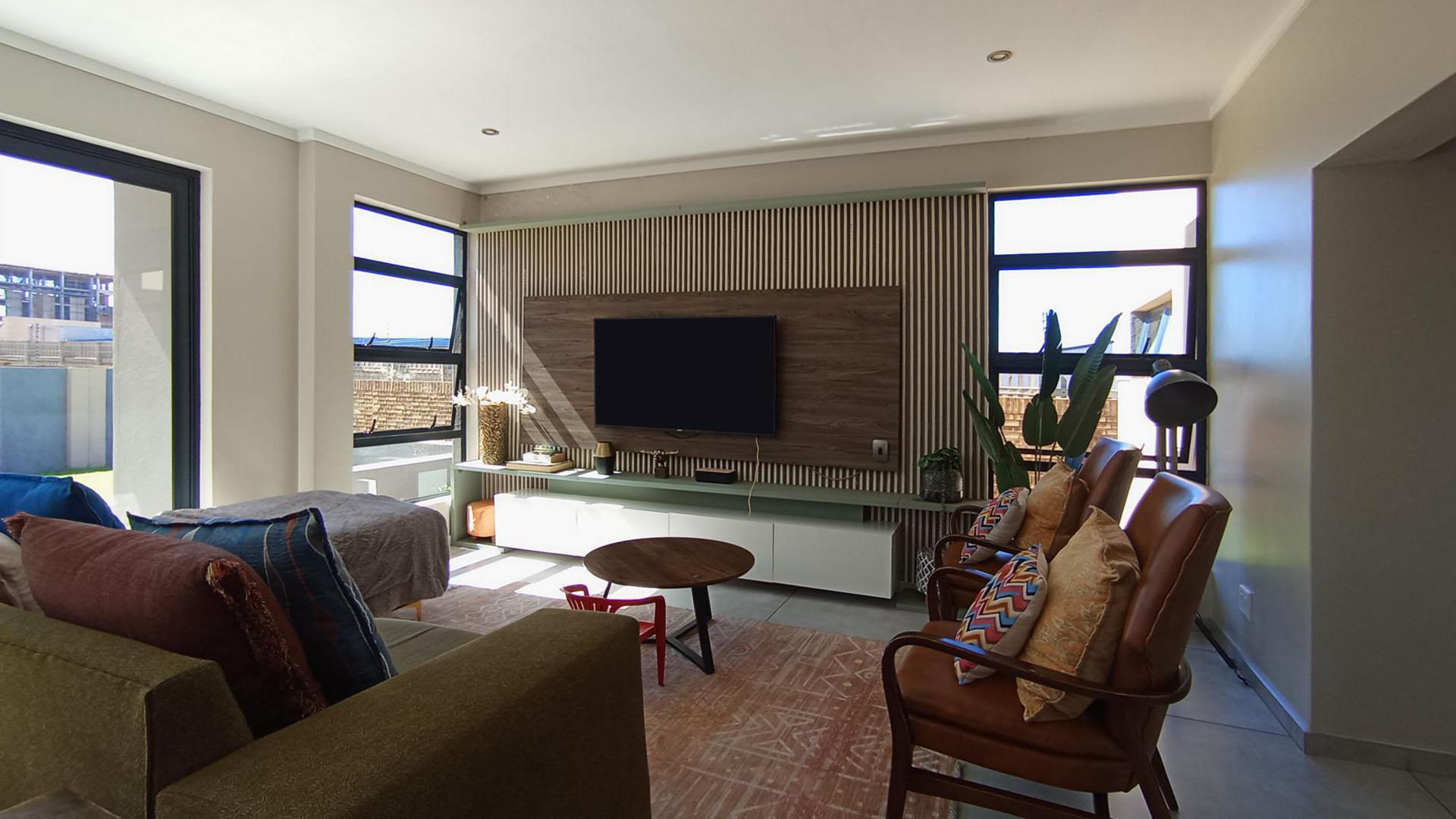 Lounges - 18 square meters of property in Midstream Estate