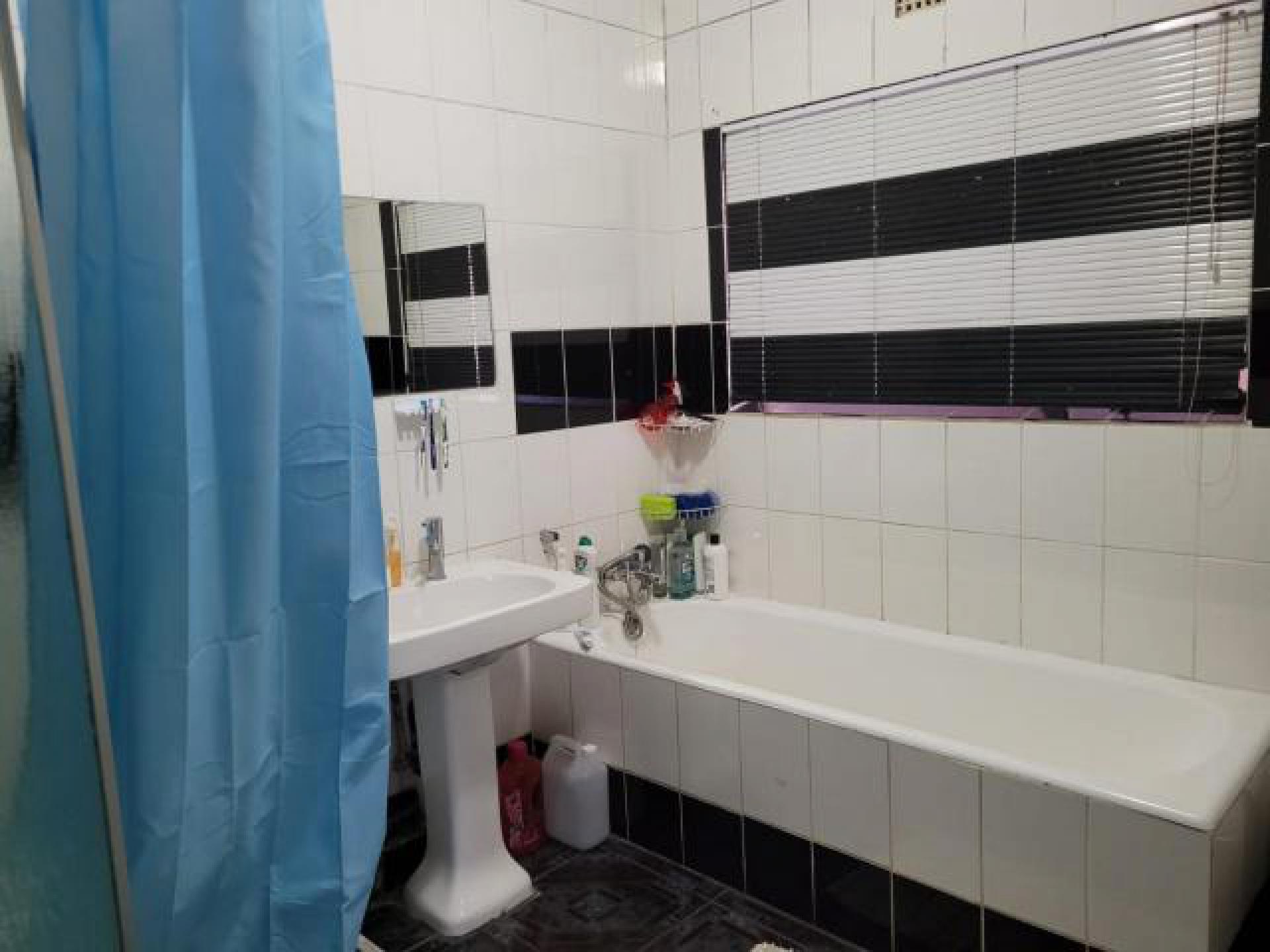 Bathroom 1 - 11 square meters of property in Florida