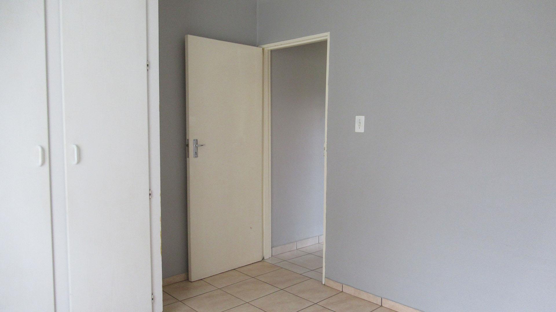 Bed Room 2 - 11 square meters of property in Strubensvallei