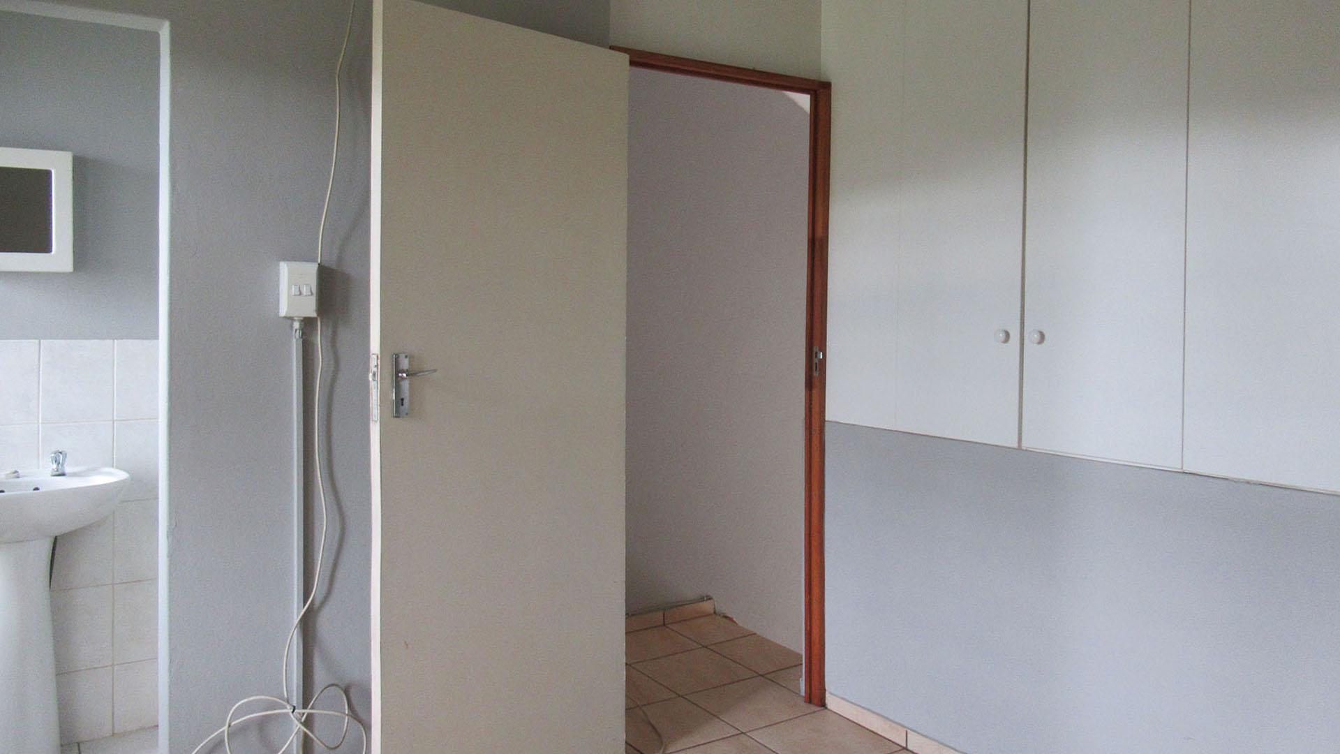 Main Bedroom - 12 square meters of property in Strubensvallei