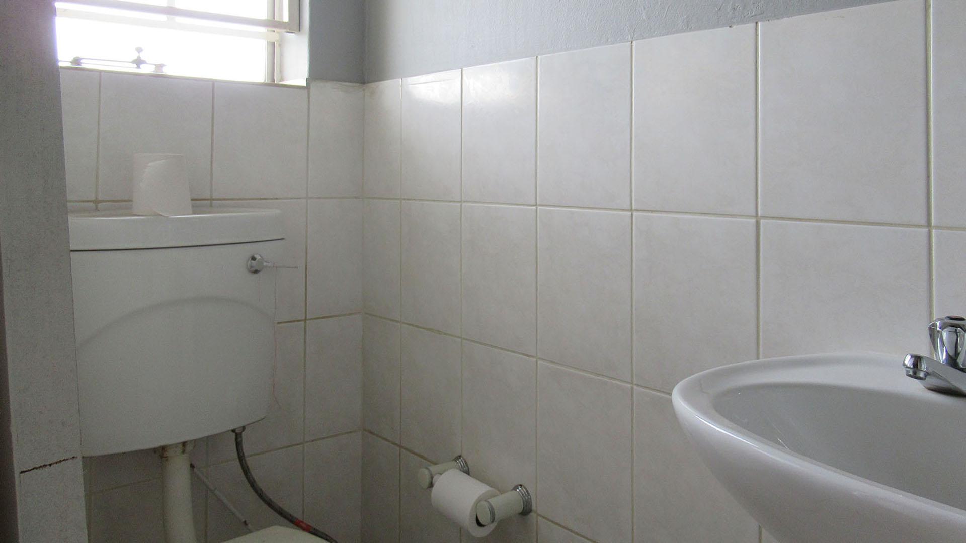 Main Bathroom - 3 square meters of property in Strubensvallei