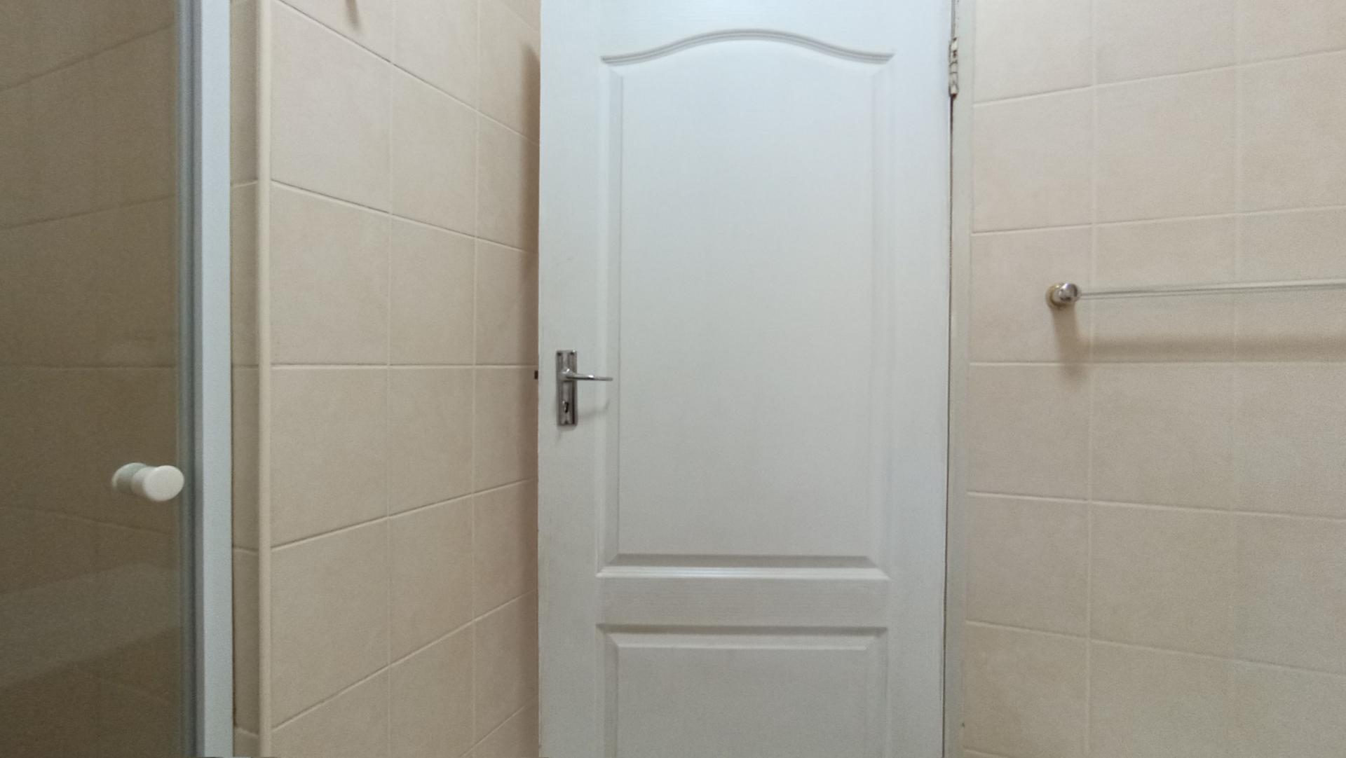 Bathroom 1 - 7 square meters of property in Rooihuiskraal