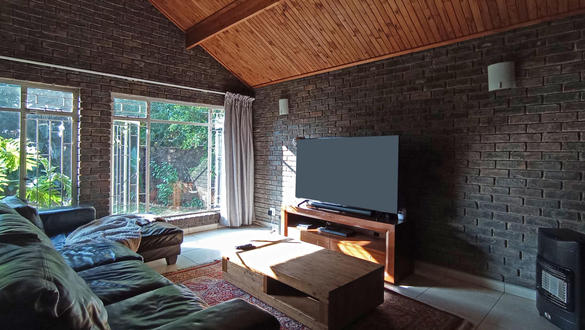 Lounges - 27 square meters of property in Rooihuiskraal