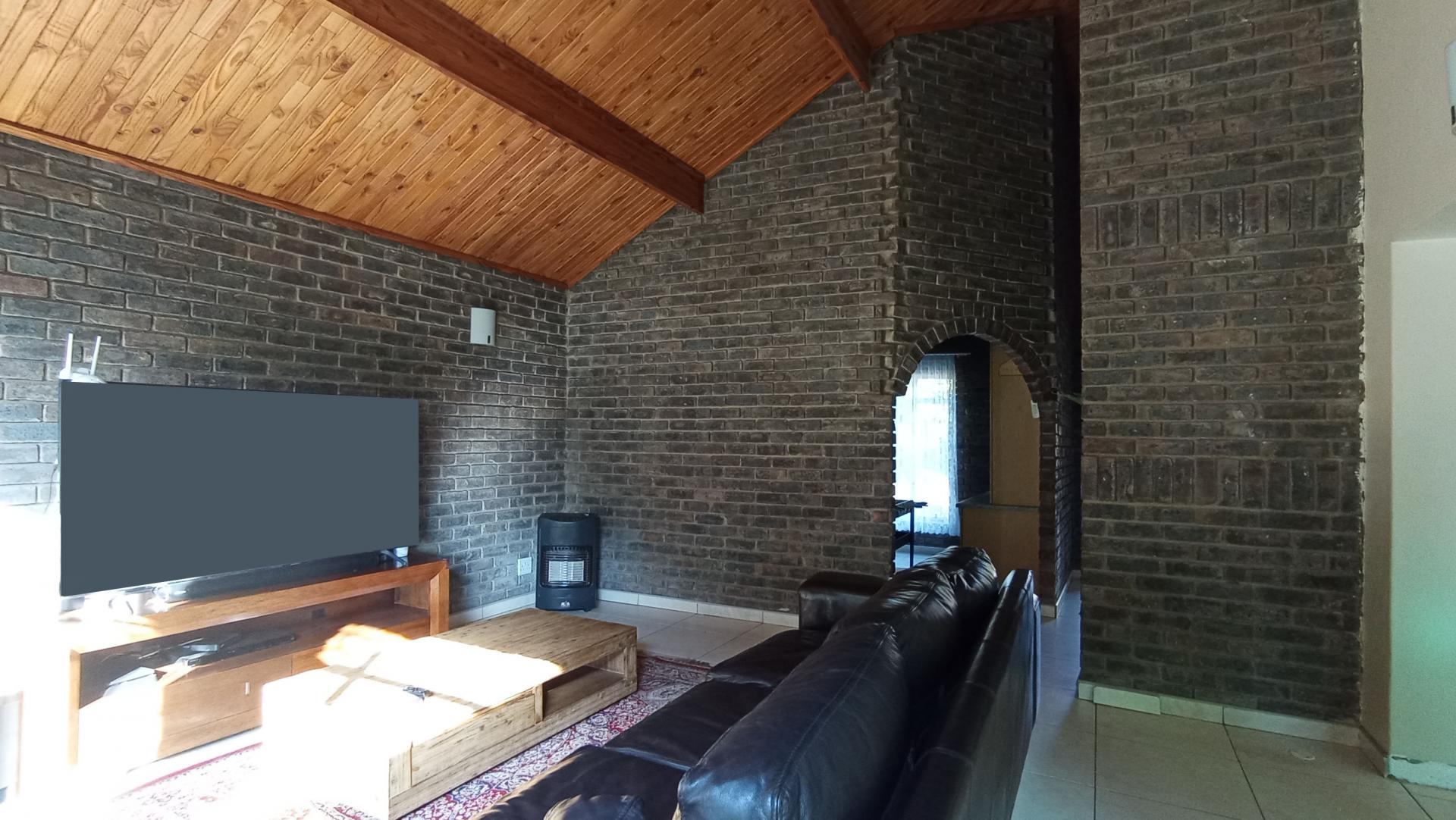 Lounges - 27 square meters of property in Rooihuiskraal