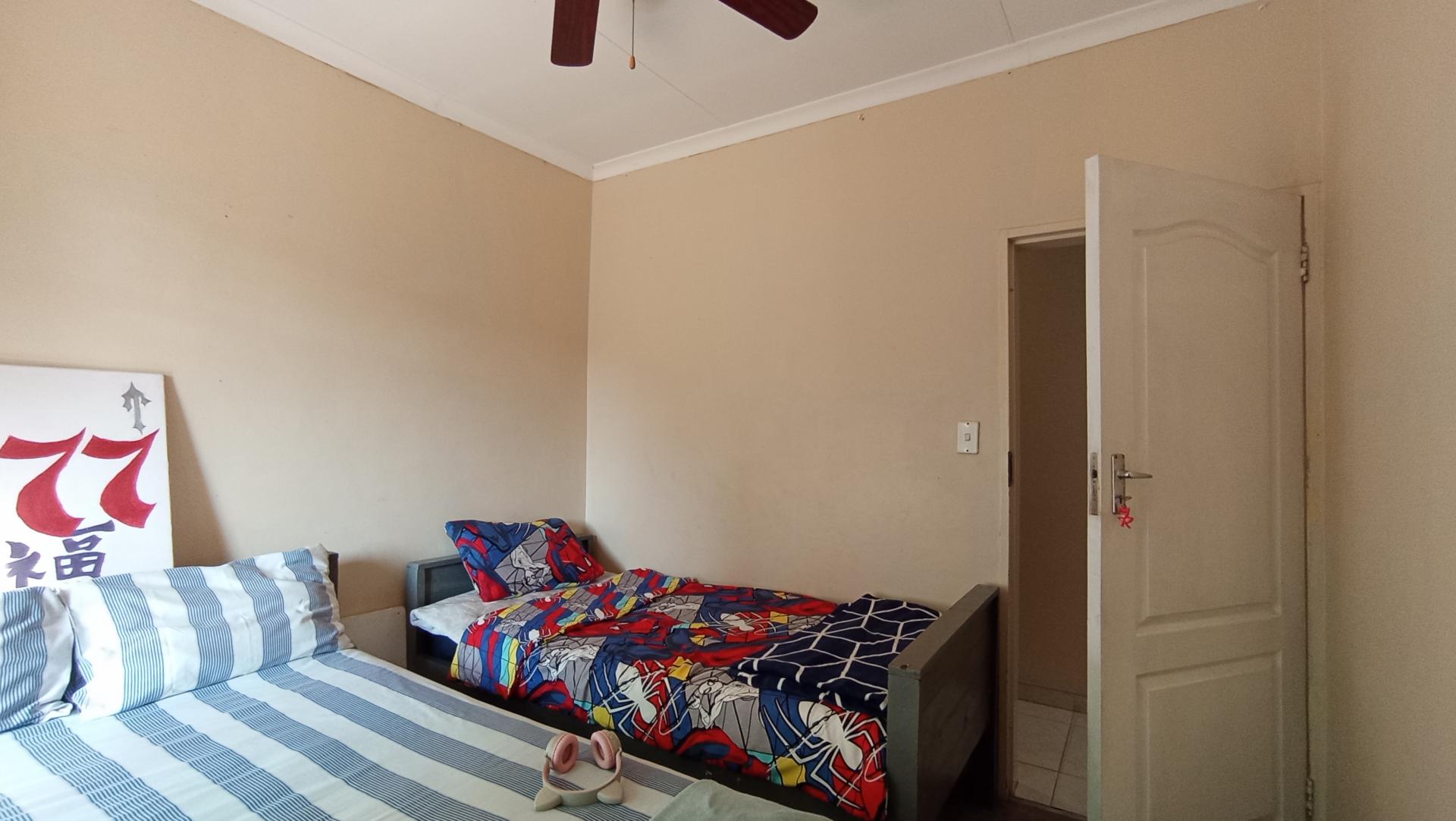 Bed Room 2 - 12 square meters of property in Rooihuiskraal
