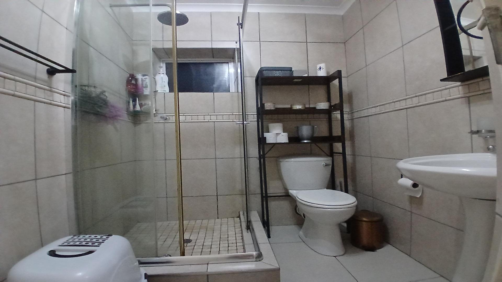 Bathroom 1 of property in Winchester Hills