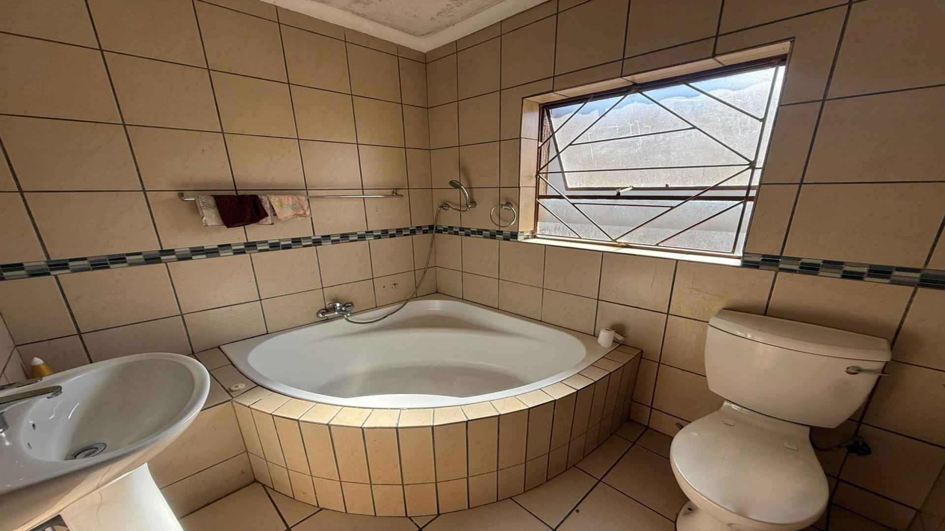 Bathroom 1 of property in Mashishing